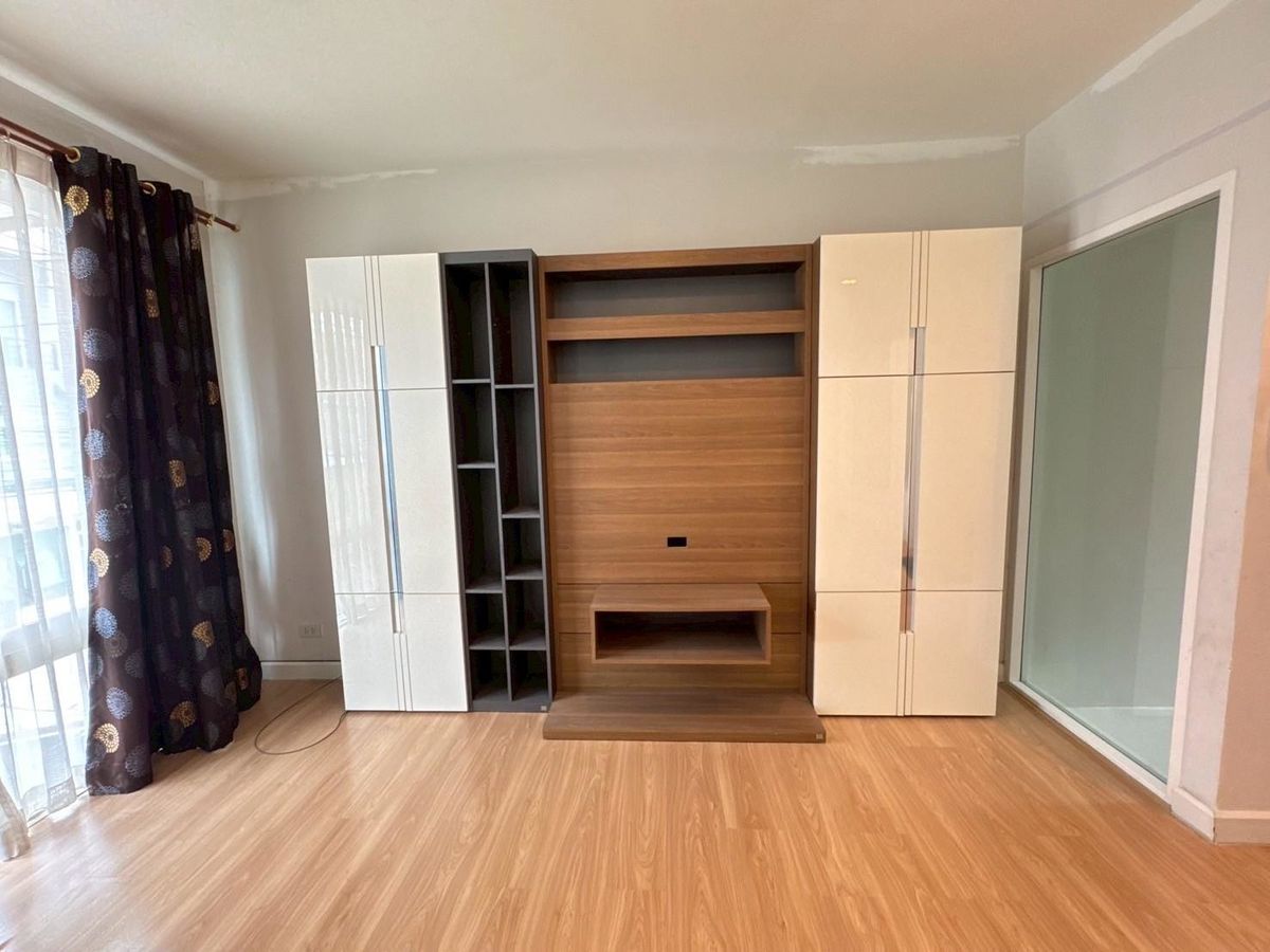 ขายทาวน์โฮมนวมินทร์ รามอินทรา : ทาวน์โฮม 3 ชั้น หมู่บ้านกรีนิช รามอินทรา เฟอร์ฯครบ พร้อมอยู่ ทำเลดีที่สุดในโครงการ ติดถนนใหญ่รามอินทรา  ด่วนราคาพิเศษ ต่อรองได้