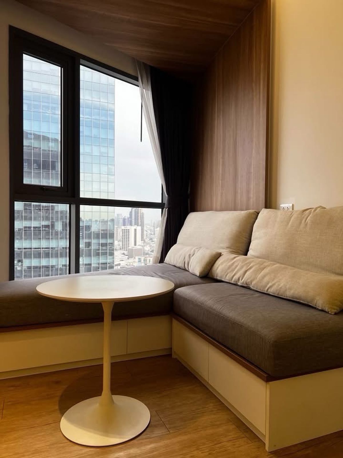 For RentCondoSiam Paragon ,Chulalongkorn,Samyan : Rent RR693 Triple Y Residence. Beautiful room, full furniture near Sam Yan MRT BTS.