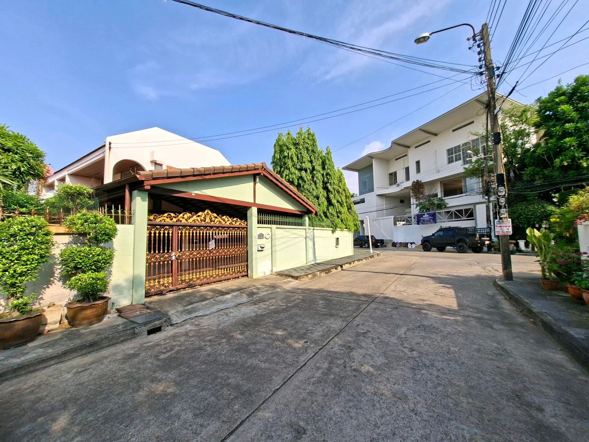 ขายบ้านพัฒนาการ ศรีนครินทร์ : 🏡ที่ดินพร้อมสิ่งปลูกสร้าง 138 ตรว. หลังมุม ถนน2ด้าน 400ม.จากถนนพัฒนาการ เดินทางง่ายไปศรีนครินทร์-อ่อนนุช-สุขุมวิท 📞0994152664, 0803696366