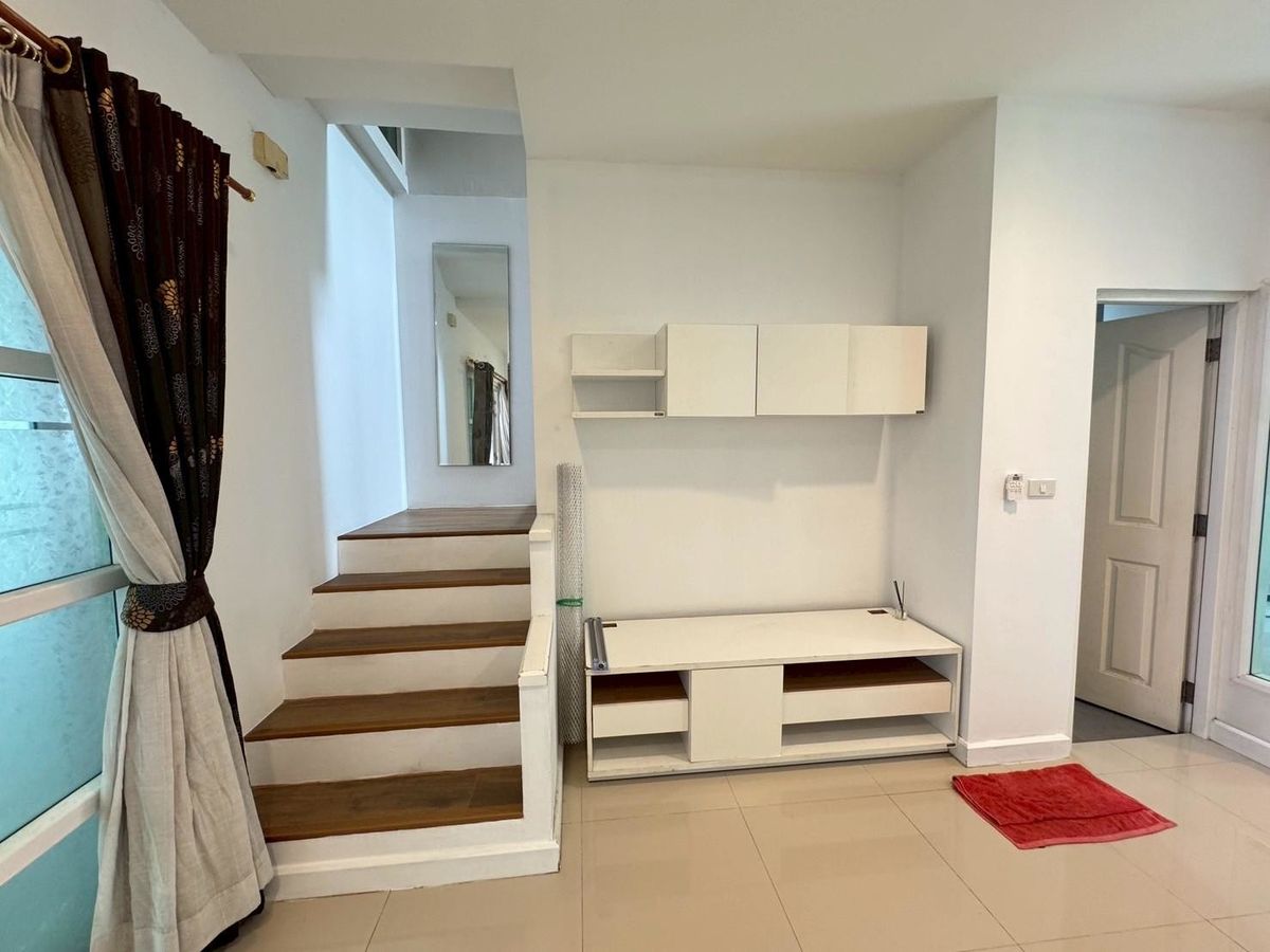 ขายทาวน์โฮมนวมินทร์ รามอินทรา : ทาวน์โฮม 3 ชั้น หมู่บ้านกรีนิช รามอินทรา เฟอร์ฯครบ พร้อมอยู่ ทำเลดีที่สุดในโครงการ ติดถนนใหญ่รามอินทรา  ด่วนราคาพิเศษ ต่อรองได้