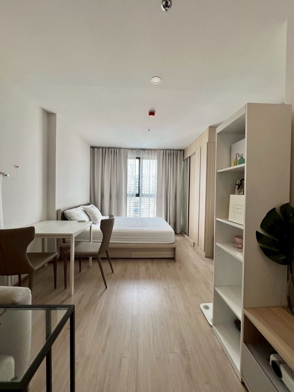 For RentCondoBangna, Bearing, Lasalle : The room is ready to be in the east here. Come very quickly. Call 0946503223.