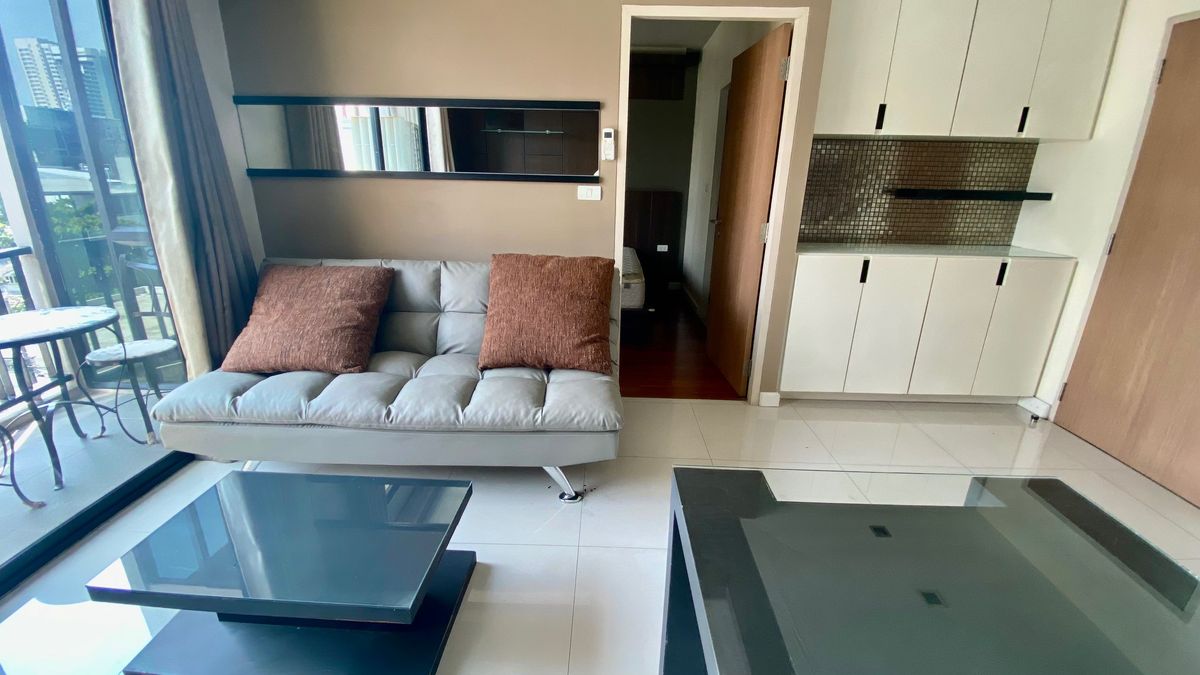 For RentCondoSukhumvit, Asoke, Thonglor : Low floor 1 bed 1 bath 40 sqm condo at Le Cote Sukhumvit 14 for rent 22,000THB per month, Asoke BTS station