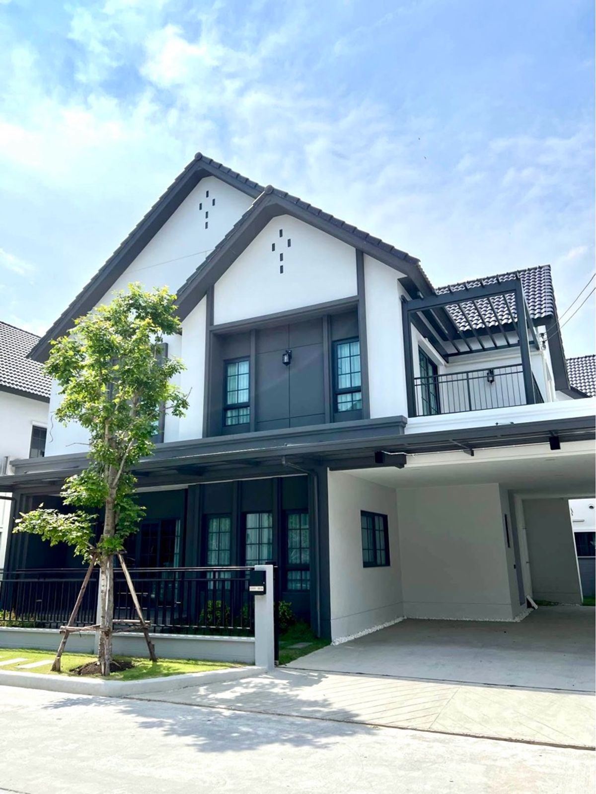 For RentHouseBangna, Bearing, Lasalle : 🏡🔥 Big house for rent (280 sq.m., 4 bedrooms, 3 parking), beautiful decoration, appointment 📲 095-9299924 (K. Benz)
