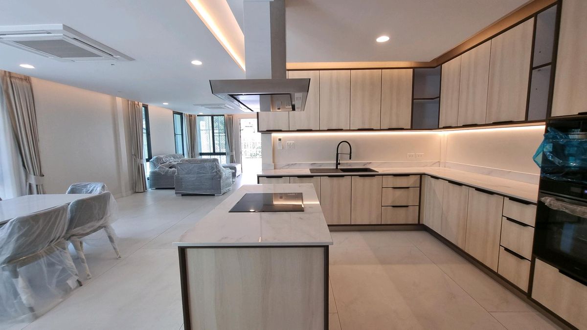 ให้เช่าทาวน์โฮมสุขุมวิท อโศก ทองหล่อ : ให้เช่า ทาวน์เฮ้าส์ 2 ชั้น ยูนิตมุม พื้นที่ 230 ตารางเมตร ทำเล พร้อมพงษ์ – ทองหล่อ