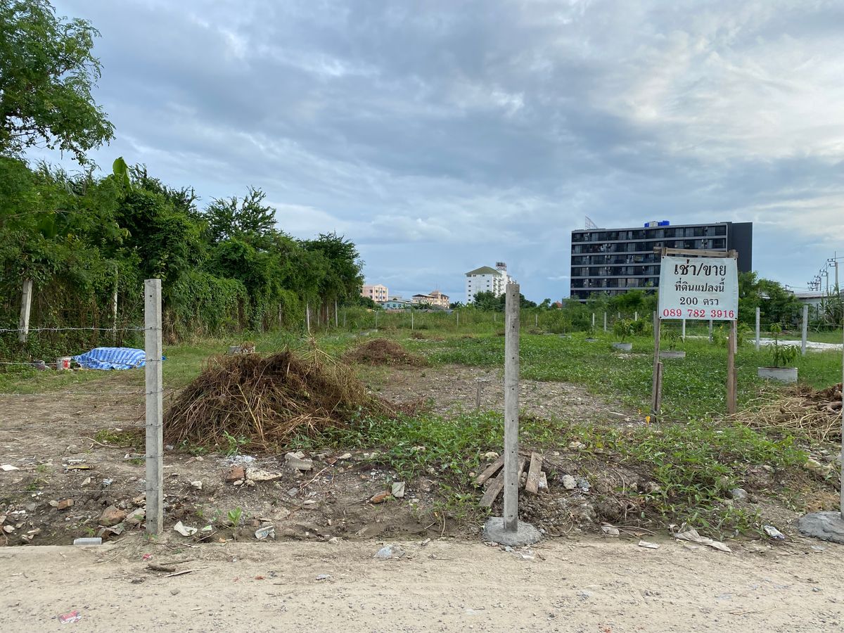 ขายที่ดินสมุทรปราการ สำโรง : ขาย ที่ดินสวย 200 ตรว. ใกล้สถานีรถไฟฟ้าสายสีเหลือง ซอยศรีด่าน 21 ถ. ศรีนครินทร์ - ขนาด 200 ตรว. กว้าง18 เมตร x ลึก44.6 เมตร - หน้าที่ดินเป็นถนนปูน - เข้าออกได้ 2 ทาง คือ 400 เมตรจากถ.ศรีนคริทร์ (ซอยศรีด่าน 21) หรือ 550 เมตรจากถ.แบริ่ง (แบริ่ง 39) 