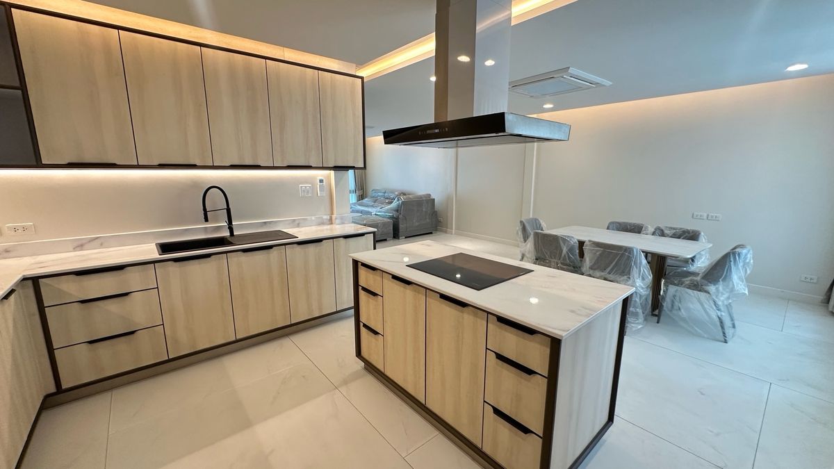 ให้เช่าทาวน์โฮมสุขุมวิท อโศก ทองหล่อ : ให้เช่า ทาวน์เฮ้าส์ 2 ชั้น  พื้นที่ 230 ตารางเมตร ทำเล พร้อมพงษ์ – ทองหล่อ