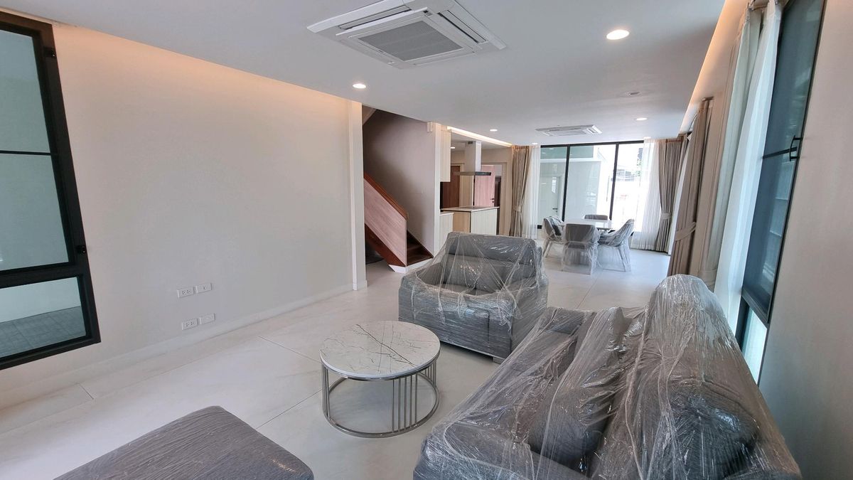 ให้เช่าทาวน์โฮมสุขุมวิท อโศก ทองหล่อ : ให้เช่า ทาวน์เฮ้าส์ 2 ชั้น ยูนิตมุม พื้นที่ 230 ตารางเมตร ทำเล พร้อมพงษ์ – ทองหล่อ