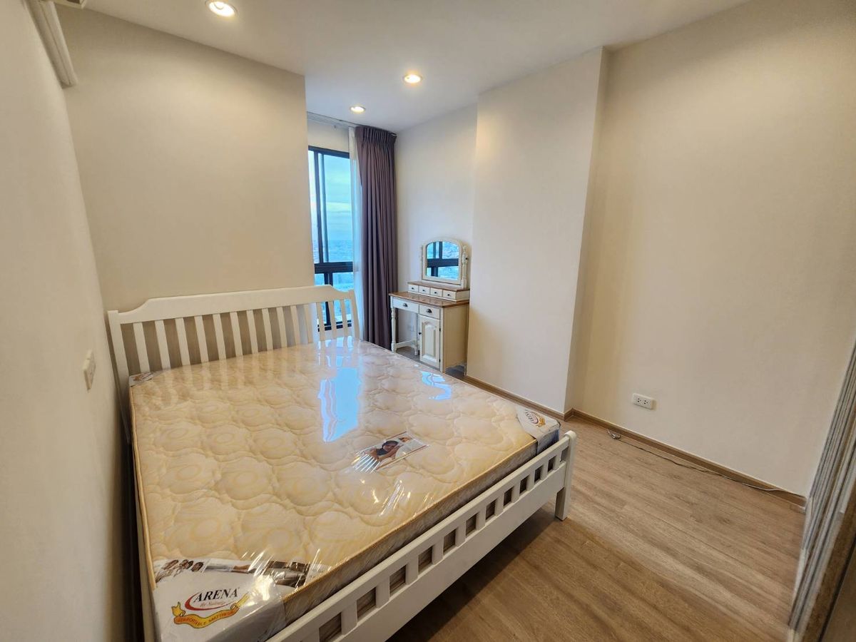 For RentCondoThaphra, Talat Phlu, Wutthakat : Ideo Sathorn Thapra Condo for Rent (IDEO Sathorn Thapra) next to the BTS Pho Nimit 300 meters with furniture+ 9,000 baht.