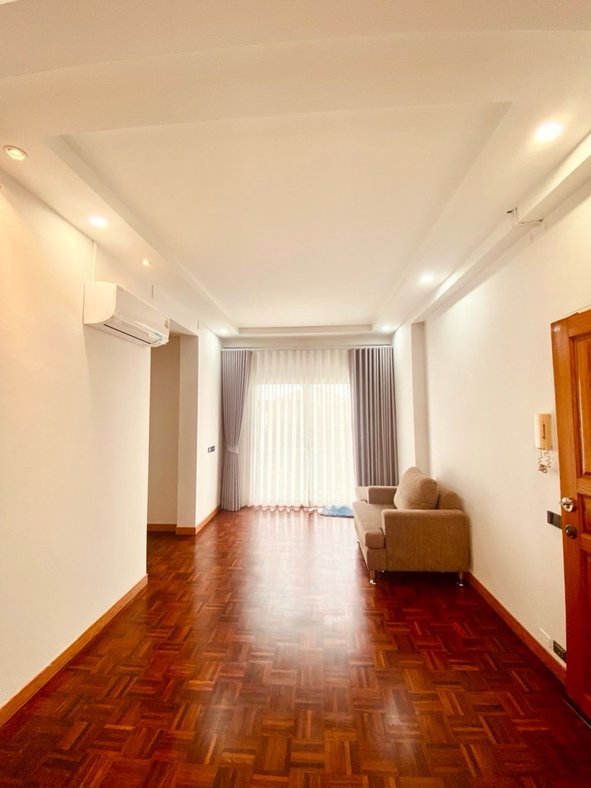 ให้เช่าคอนโดบางนา แบริ่ง ลาซาล : คอนโดLowrise 6ชั้น มีลิฟต์ ที่จอดรถ2คัน เลี้ยงสัตว์ได้ ห้องรีโนเวทใหม่