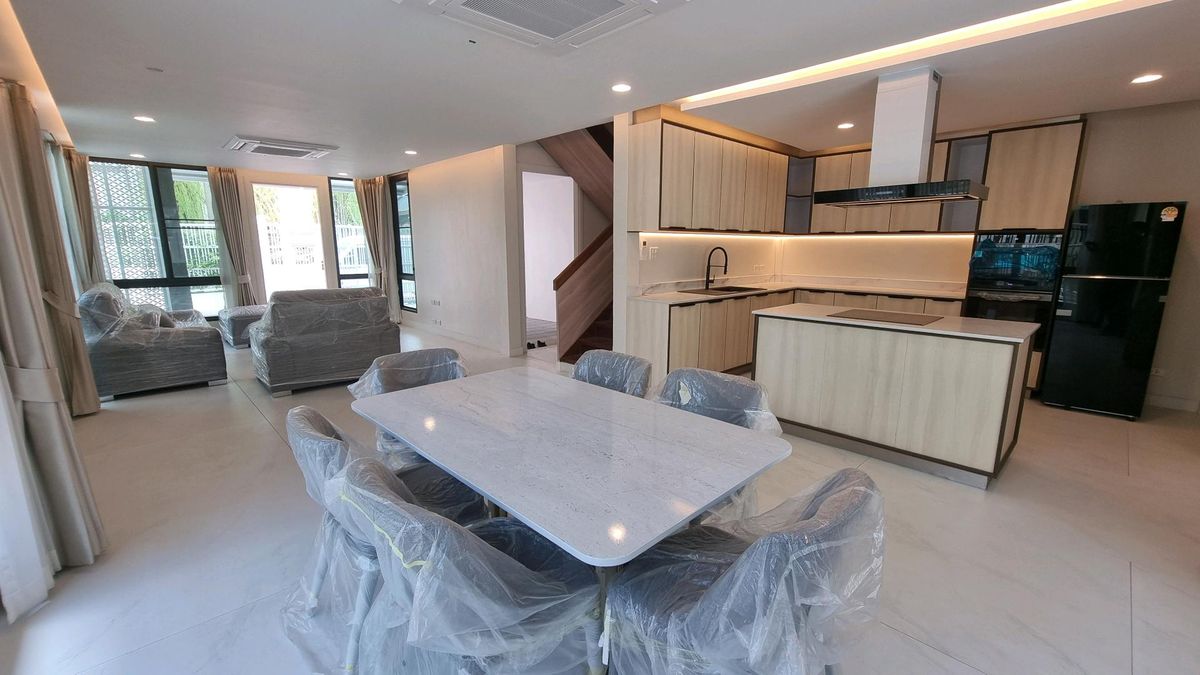 ให้เช่าทาวน์โฮมสุขุมวิท อโศก ทองหล่อ : ให้เช่า ทาวน์เฮ้าส์ 2 ชั้น ยูนิตมุม พื้นที่ 230 ตารางเมตร ทำเล พร้อมพงษ์ – ทองหล่อ