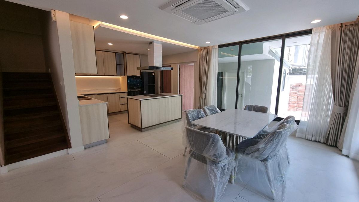 ให้เช่าทาวน์โฮมสุขุมวิท อโศก ทองหล่อ : ให้เช่า ทาวน์เฮ้าส์ 2 ชั้น ยูนิตมุม พื้นที่ 230 ตารางเมตร ทำเล พร้อมพงษ์ – ทองหล่อ