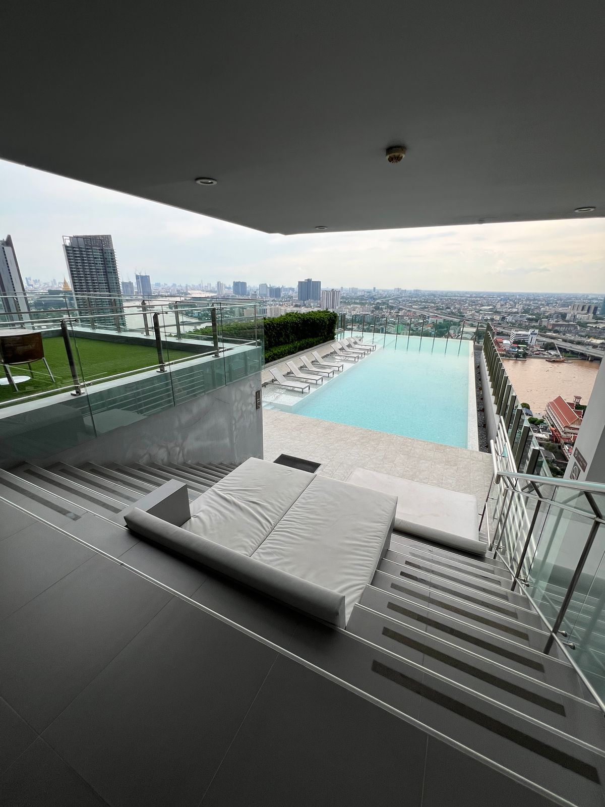 ขายคอนโดบางซื่อ วงศ์สว่าง เตาปูน : ขาย แชปเตอร์วัน ชายน์ บางโพ ห้องสวย วิวดี เดินทางสะดวก มีพื้นที่เยอะ อยู่สบาย สิ่งอำนวยความสะดวกครบเดินทางสะดวก มี 7-11 อยู่ใกล้ MRT บางโพ / รพ. บางโพเพียง 600 เมตร