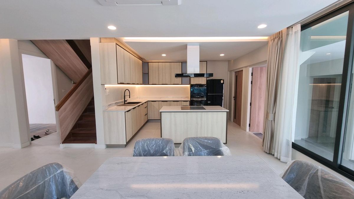 ให้เช่าทาวน์โฮมสุขุมวิท อโศก ทองหล่อ : ให้เช่า ทาวน์เฮ้าส์ 2 ชั้น ยูนิตมุม พื้นที่ 230 ตารางเมตร ทำเล พร้อมพงษ์ – ทองหล่อ