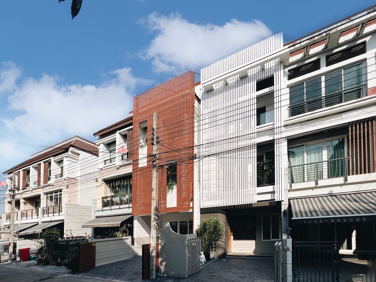 ขายทาวน์โฮมเลียบทางด่วนรามอินทรา : ทาวน์ใหม่Renovate ติดทางด่วนรามอินทราฯ หน้า/หลังบ้าน ไม่ติดใคร