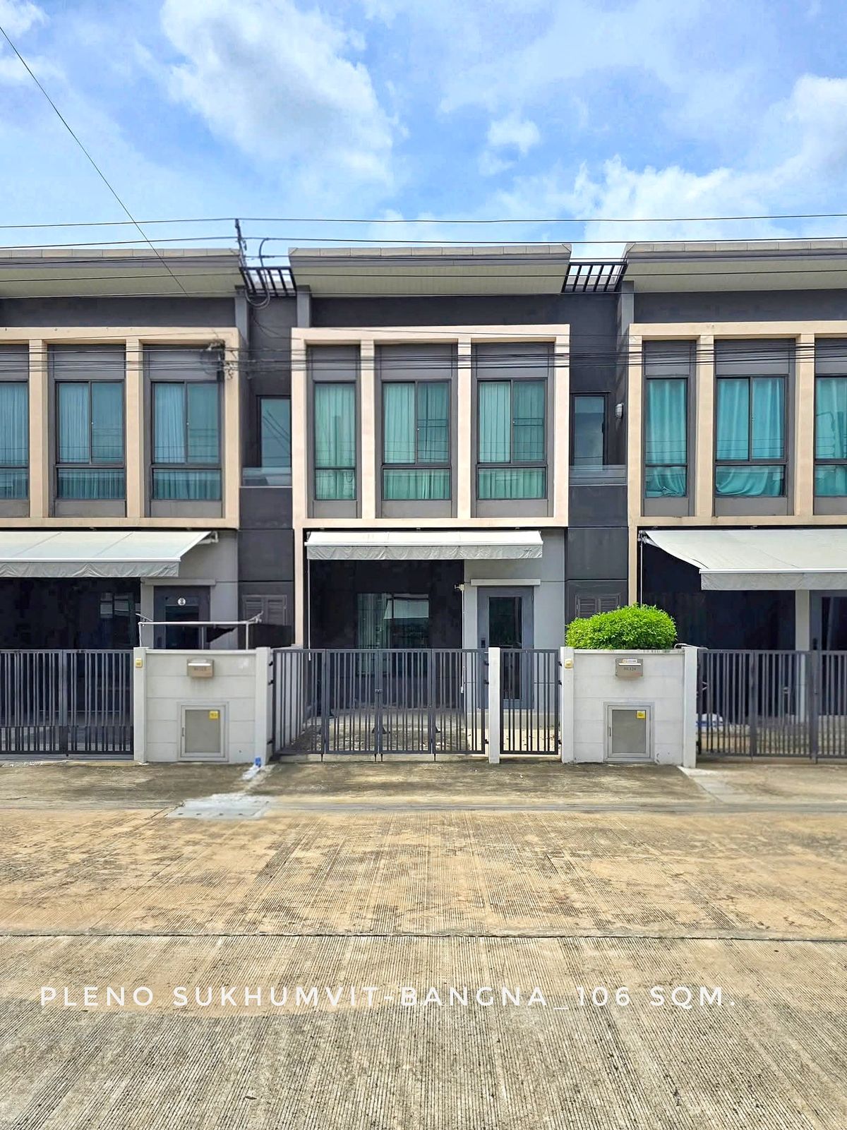 For RentTownhomeSamut Prakan,Samrong : 2 -story Thun Home for rent on the main road, easy to access Central garden Near Mega Bangna Expressway Buraphawithi Golf Course, International School