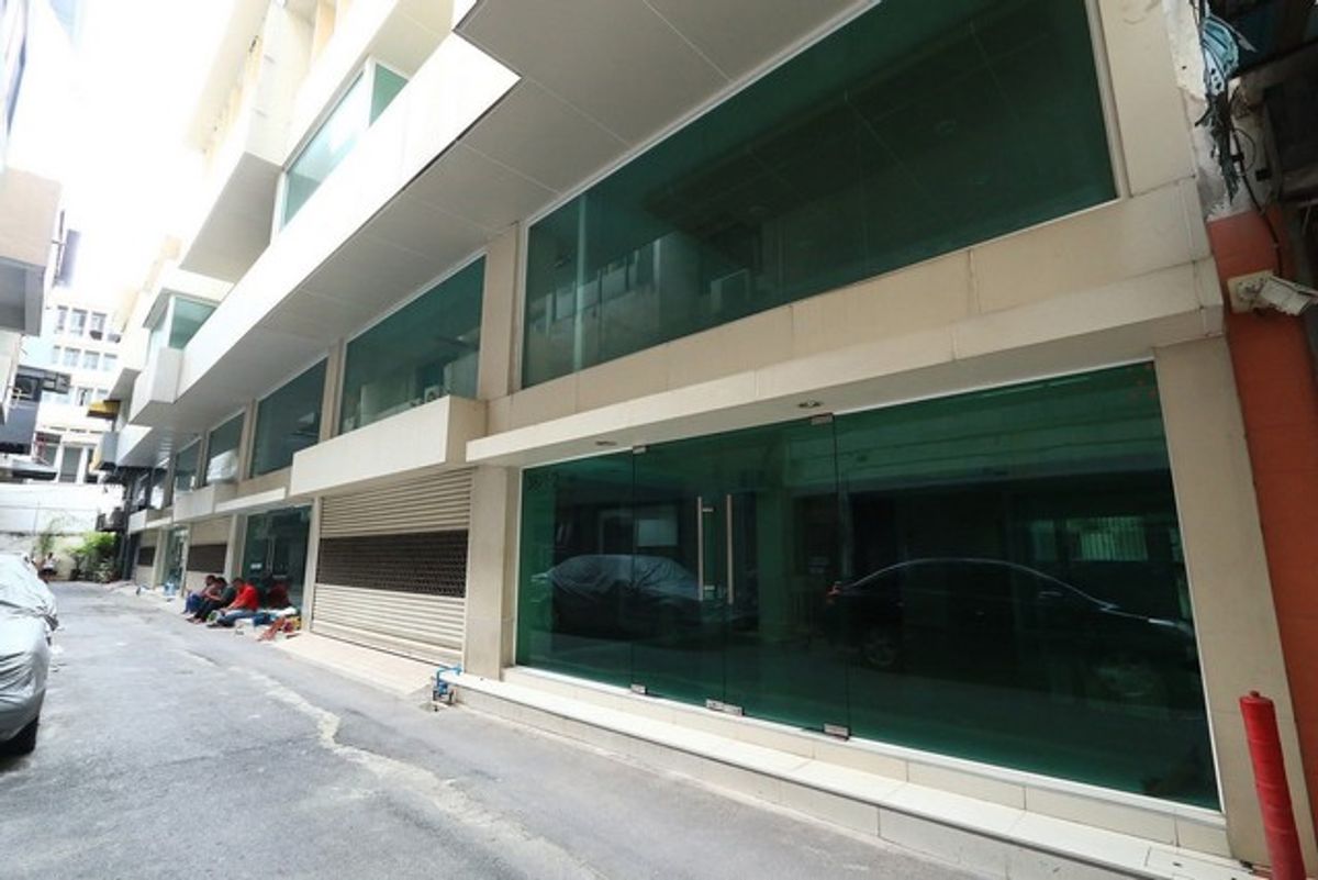 For SaleLandSilom, Saladaeng, Bangrak : HR2765 Commercial building for sale in Silom area, 185 sq.m., near BTS Chong Nonsi, suitable for business and residence.