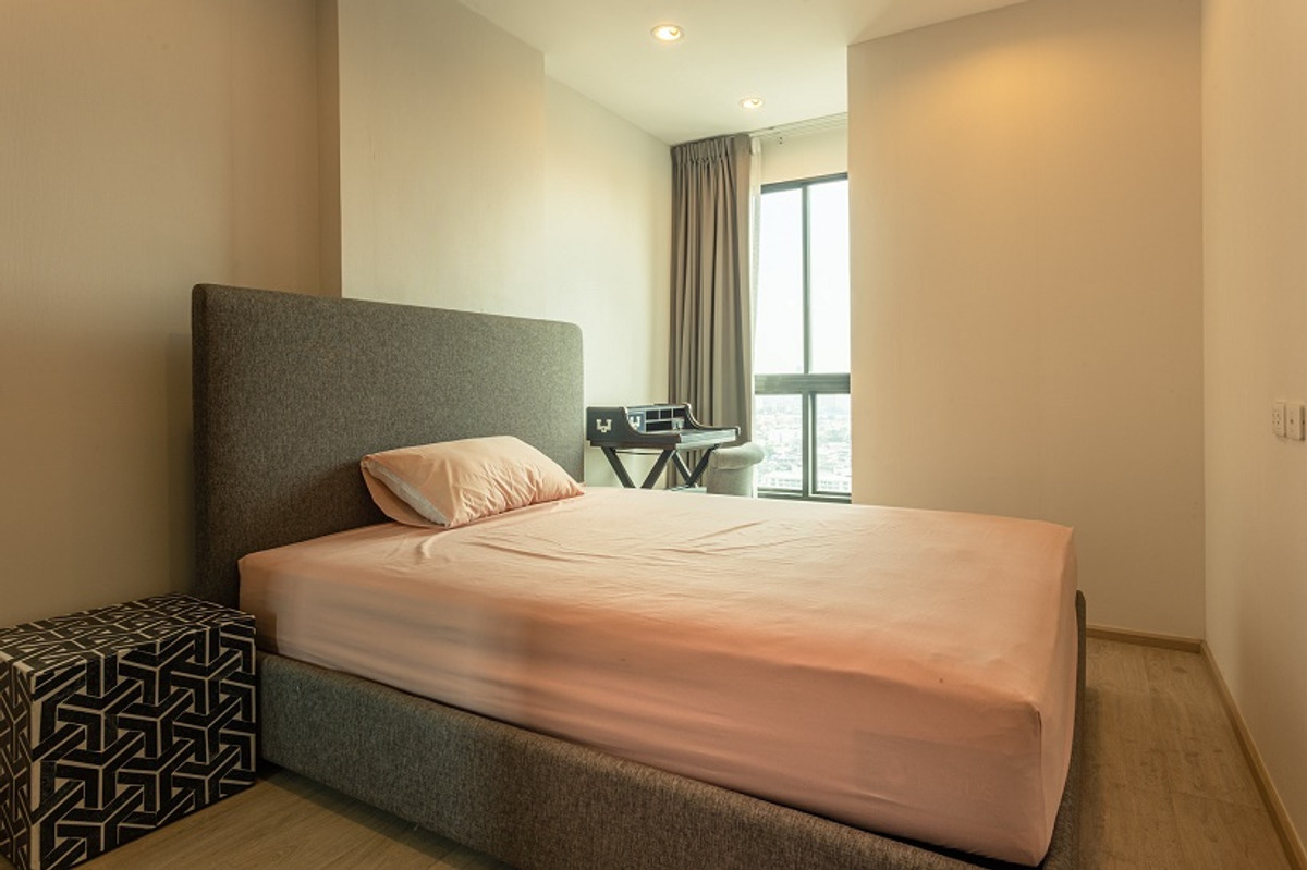 For RentCondoThaphra, Talat Phlu, Wutthakat : New room for rent, Ideo Sathorn Tha Phra (Ideo Sathorn Tha Phra), next to BTS Pho Nimit 300 meters, with furniture + washing machine + 31 sq m., only 12,000 baht.