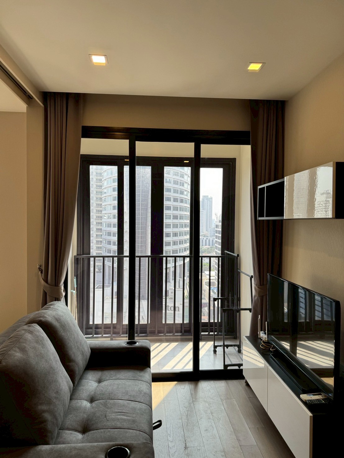 ให้เช่าคอนโดสุขุมวิท อโศก ทองหล่อ : ปล่อยเช่า 1 นอน 1 น้ำ 35 ตร.ม. ราคาดี เฟอร์+เครื่องใช้ไฟฟ้าครบ  พร้อมเข้าอยู่ ㅡ ติด🚆 MRT สุขุมวิท แค่ 20 เมตร 