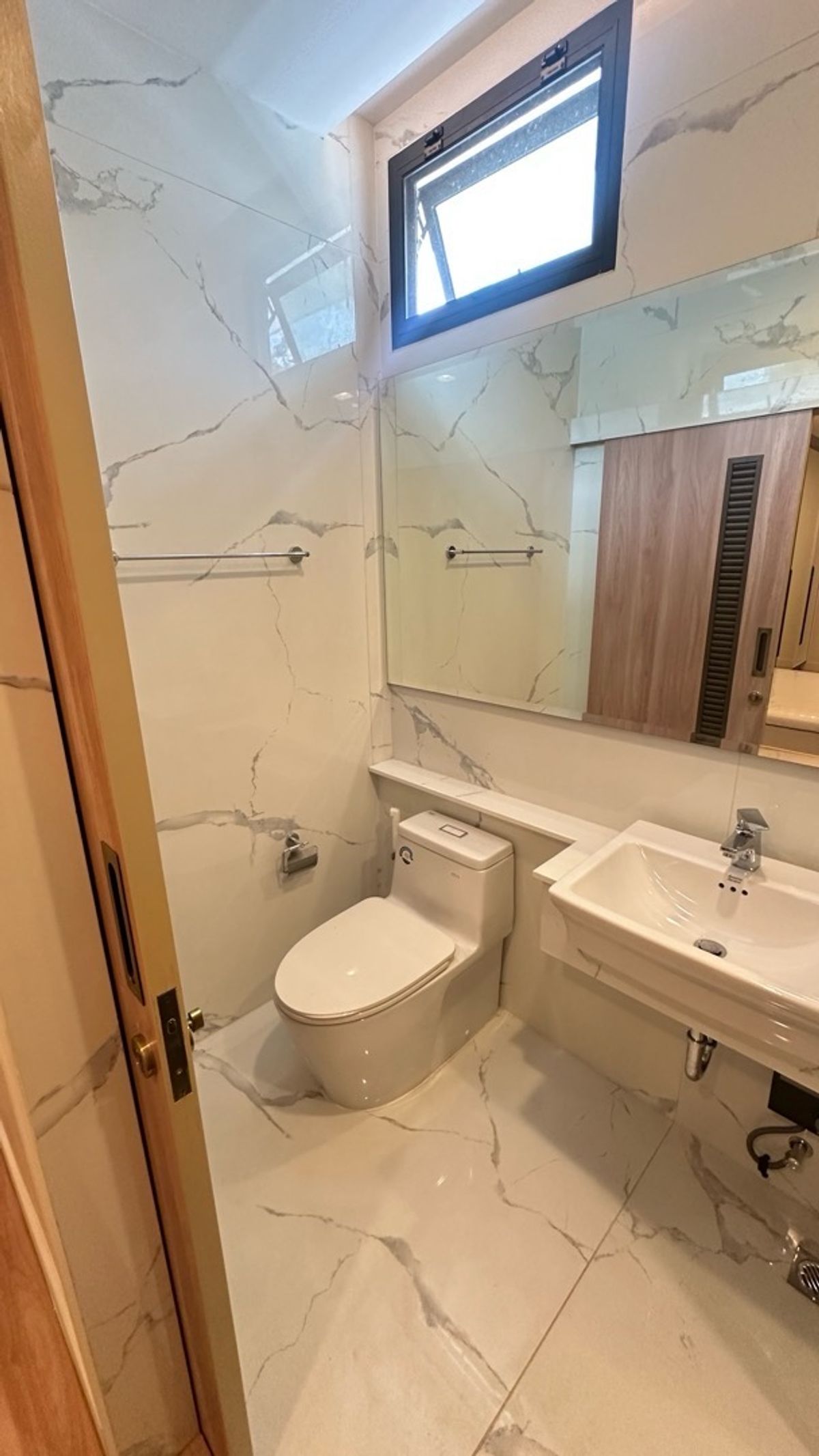 ให้เช่าทาวน์โฮมสุขุมวิท อโศก ทองหล่อ : ให้เช่า ทาวน์เฮ้าส์ 2 ชั้น  พื้นที่ 230 ตารางเมตร ทำเล พร้อมพงษ์ – ทองหล่อ