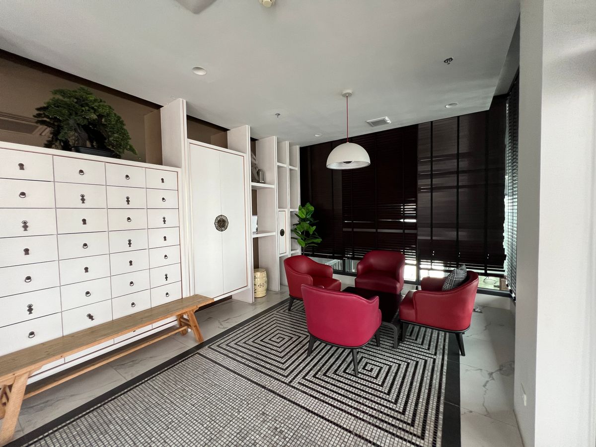 ขายคอนโดบางซื่อ วงศ์สว่าง เตาปูน : ขาย แชปเตอร์วัน ชายน์ บางโพ ห้องสวย วิวดี เดินทางสะดวก มีพื้นที่เยอะ อยู่สบาย สิ่งอำนวยความสะดวกครบเดินทางสะดวก มี 7-11 อยู่ใกล้ MRT บางโพ / รพ. บางโพเพียง 600 เมตร