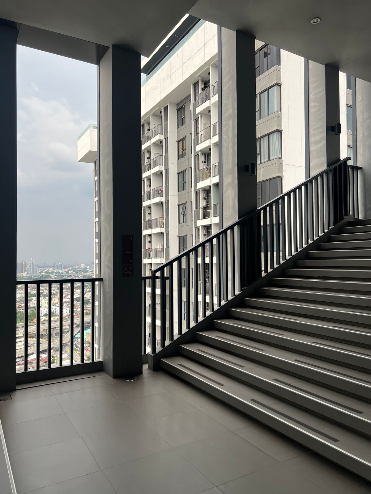 ขายคอนโดบางซื่อ วงศ์สว่าง เตาปูน : ขาย แชปเตอร์วัน ชายน์ บางโพ ห้องสวย วิวดี เดินทางสะดวก มีพื้นที่เยอะ อยู่สบาย สิ่งอำนวยความสะดวกครบเดินทางสะดวก มี 7-11 อยู่ใกล้ MRT บางโพ / รพ. บางโพเพียง 600 เมตร