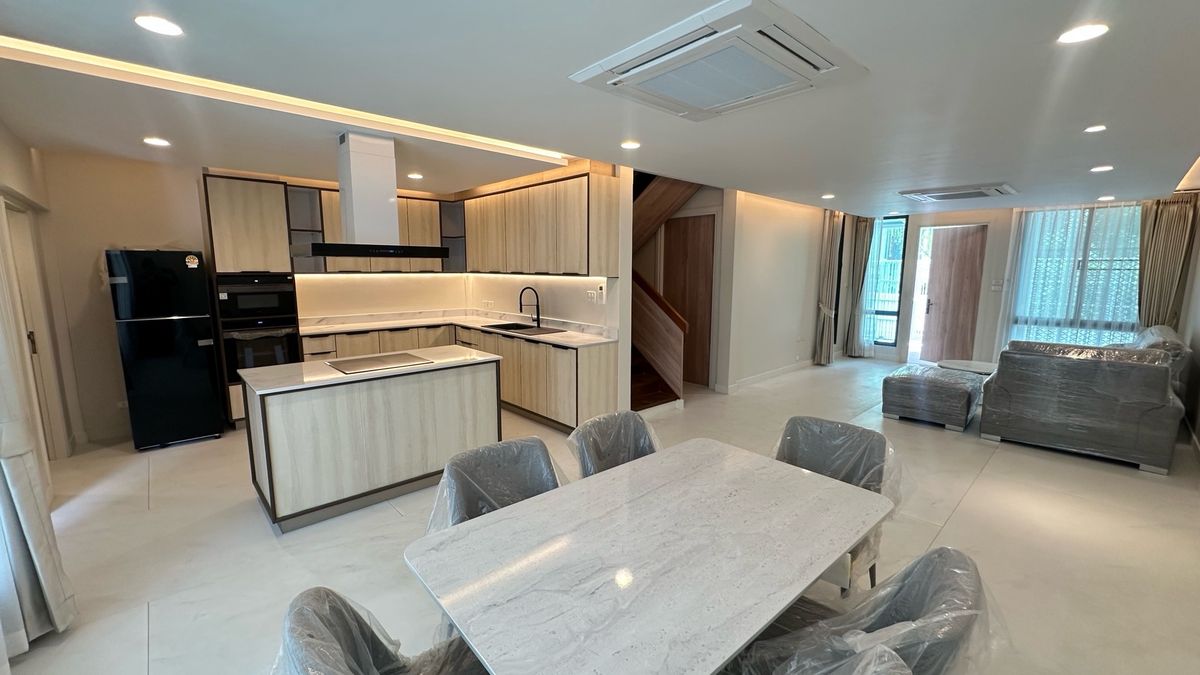 ให้เช่าทาวน์โฮมสุขุมวิท อโศก ทองหล่อ : ให้เช่า ทาวน์เฮ้าส์ 2 ชั้น  พื้นที่ 230 ตารางเมตร ทำเล พร้อมพงษ์ – ทองหล่อ