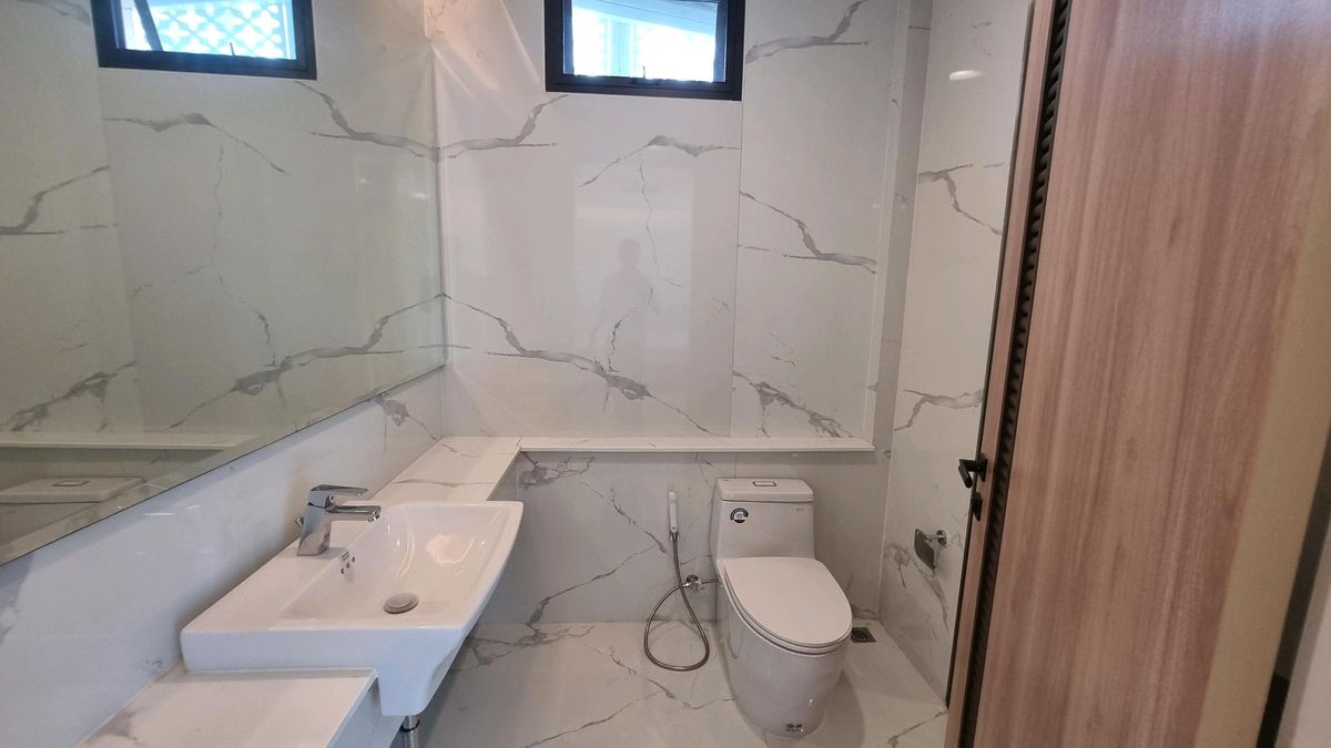 ให้เช่าทาวน์โฮมสุขุมวิท อโศก ทองหล่อ : ให้เช่า ทาวน์เฮ้าส์ 2 ชั้น ยูนิตมุม พื้นที่ 230 ตารางเมตร ทำเล พร้อมพงษ์ – ทองหล่อ