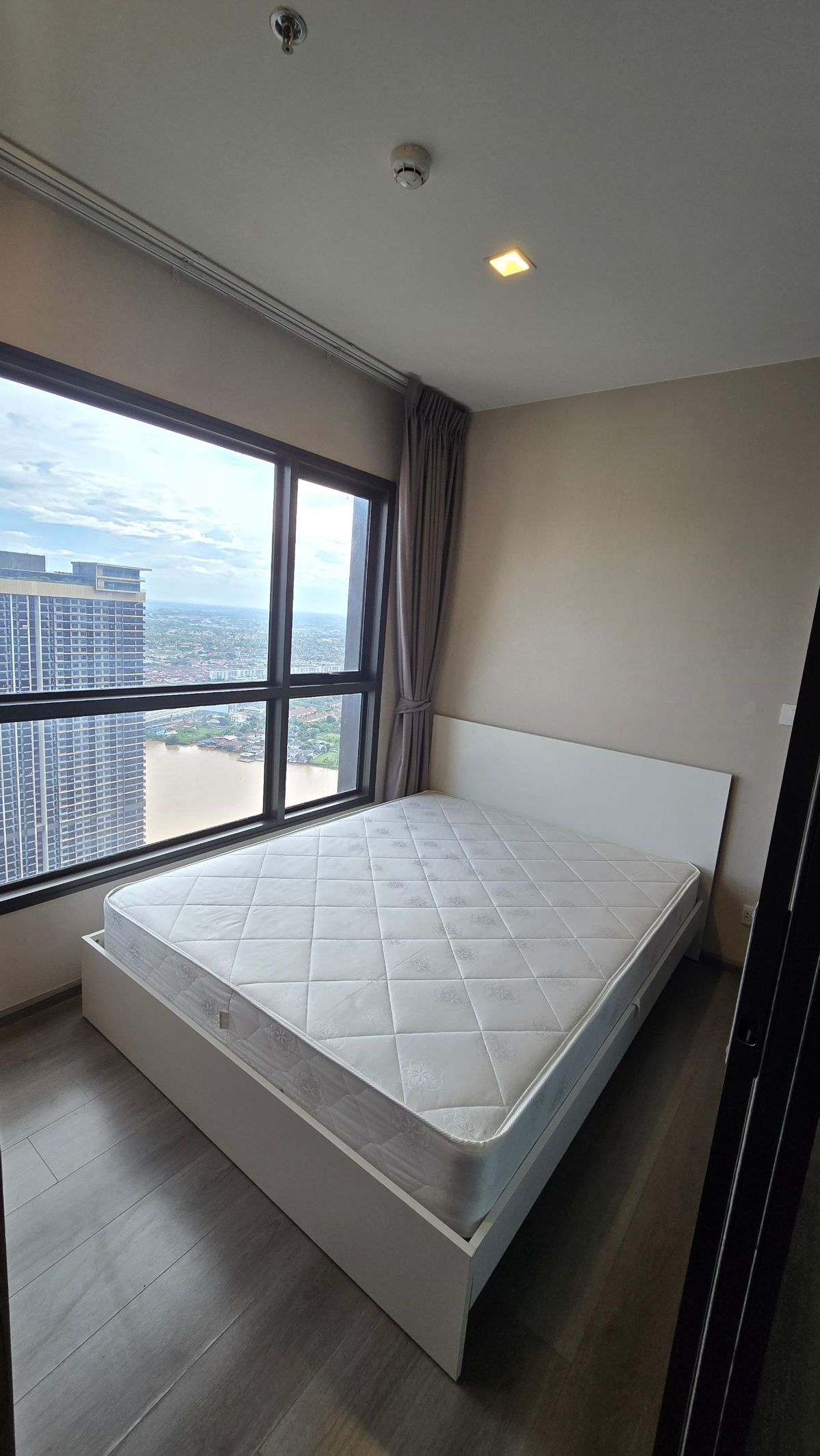 For RentCondoRattanathibet, Sanambinna : Rent The Politan Aqua. There is a mirror. The bedroom is a high -class closed kitchen.