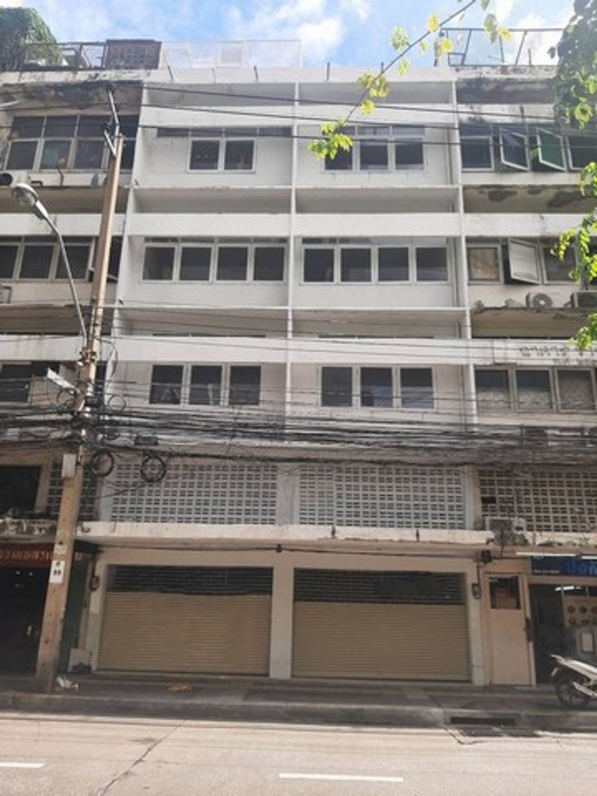 For RentShop HouseSilom, Saladaeng, Bangrak : HR2766 Building Rental Next to the road near MRT Sam Yan. Suitable for: office, clinic, shop, showroom.