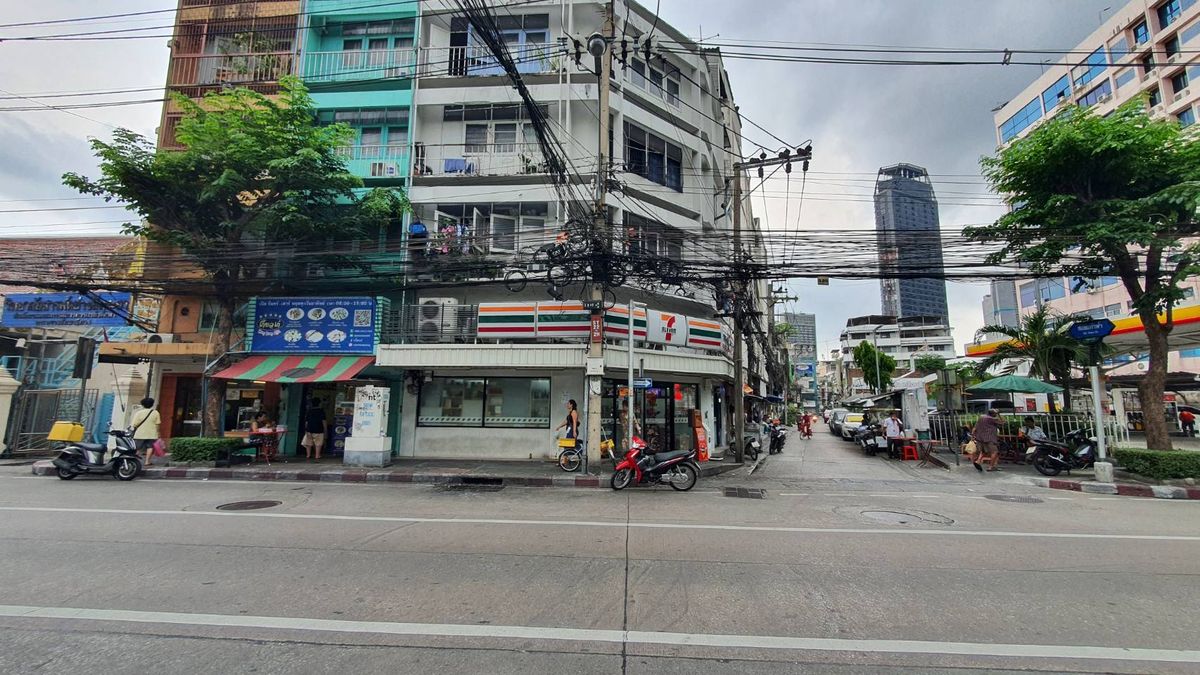 For SaleLandSilom, Saladaeng, Bangrak : Land for sale 221 sq. Wah with 6 commercial buildings and 2 Thai style wooden houses, Soi Wat Kaew Fah Si Phraya Bang Rak, Bangkok