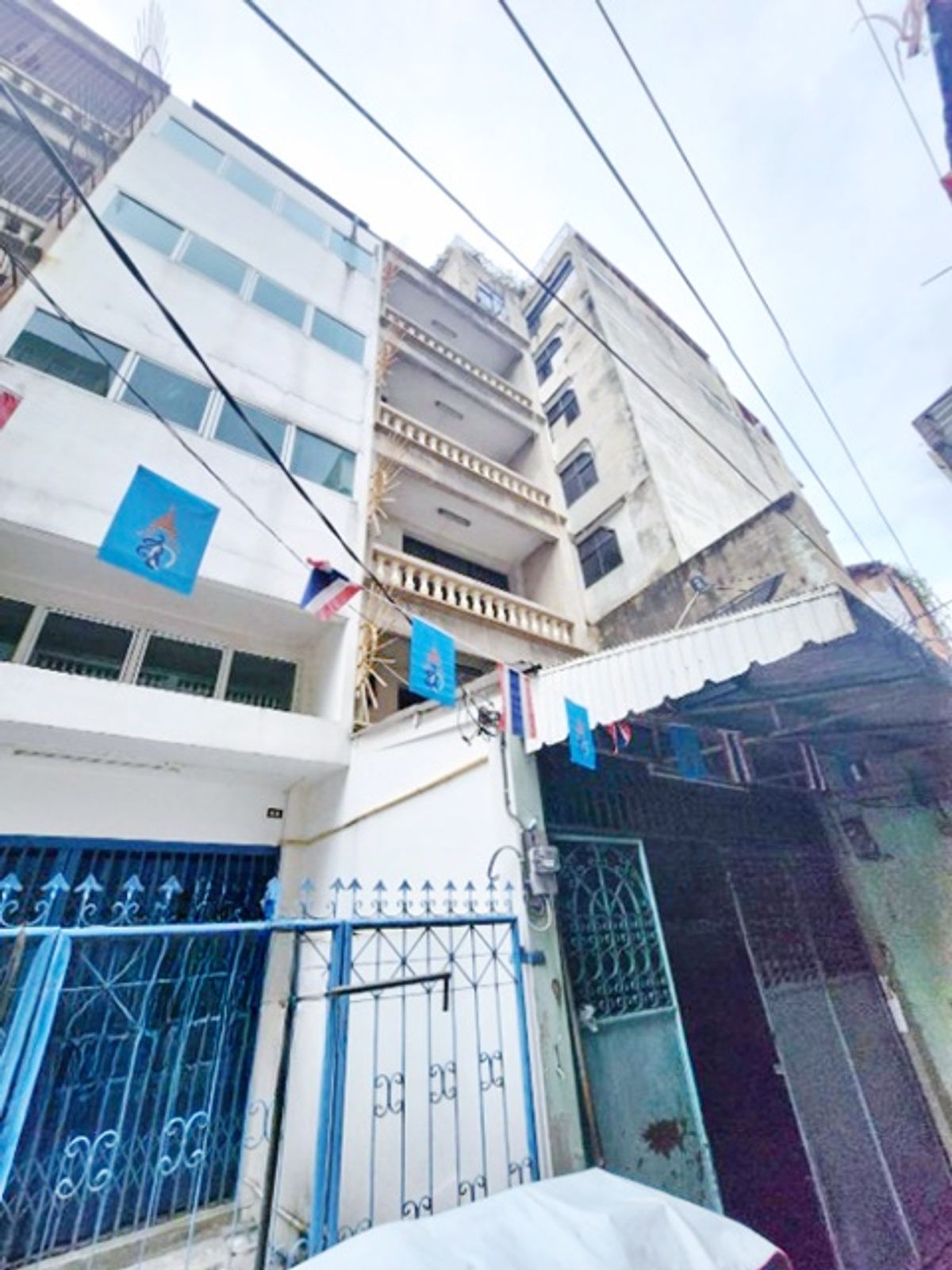 For RentShop HouseYaowarat, Banglamphu : hostel SONGWAT Sampeng Market 500m. 4bed 4bath MRT WatMangkon only 499m. For rent 5-storey shophouse