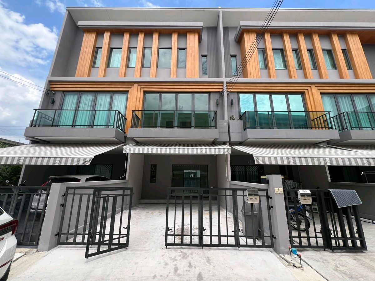 ขายดาวน์ทาวน์โฮมลาดกระบัง สุวรรณภูมิ : บ้านผ่อนตรง