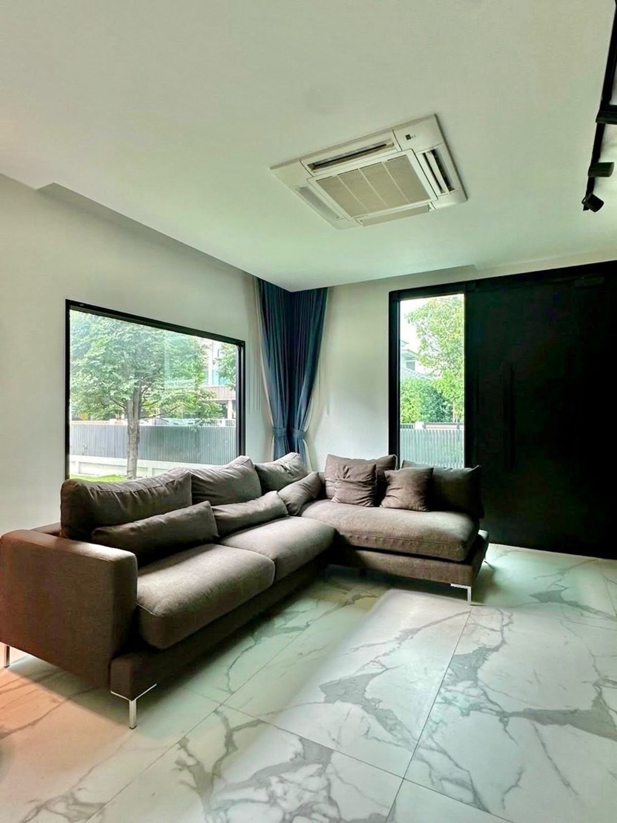 ให้เช่าบ้านพัฒนาการ ศรีนครินทร์ : 📢👇บ้านเดี่ยวใหม่ รายล้อมด้วยห้างสรรพสินค้าชั้นนำ สถาบันการศึกษา และโรงพยาบาลชั้นดี เดินทางสะดวก เชื่อมต่อหลายเส้นทางหลัก เหมาะสำหรับครอบครัวที่มองหาความสะดวกสบายและคุณภาพชีวิตที่ลงตัว