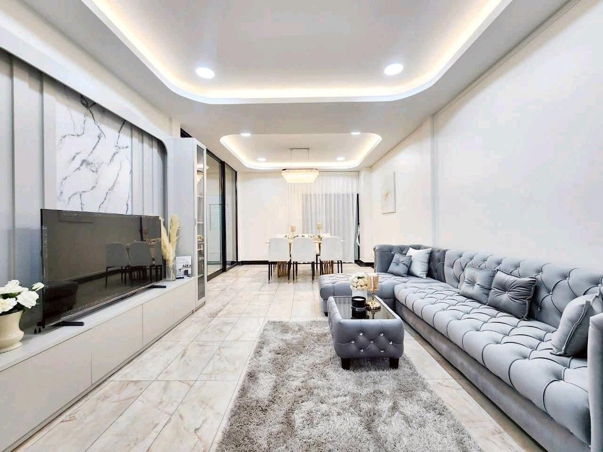 ให้เช่าบ้านพระราม 9 เพชรบุรีตัดใหม่ RCA : 🏡 Luxury House for Rent | 高端别墅出租 | บ้านหรูให้เช่า


📍 Rama 9 – Ratchada Area | 拉玛九–拉差达 | พระราม 9 – รัชดา
✨ 6 Bedrooms | 4 Bathrooms | 1 Kitchen | Parking for 2 Car
✨ 6间卧室 | 4间浴室 | 1个厨房 | 可停2辆车
✨ 6 ห้องนอน | 4 ห้องน้ำ | 1 ห้องครัว | ที่จอดรถ 2 คัน

💎 H