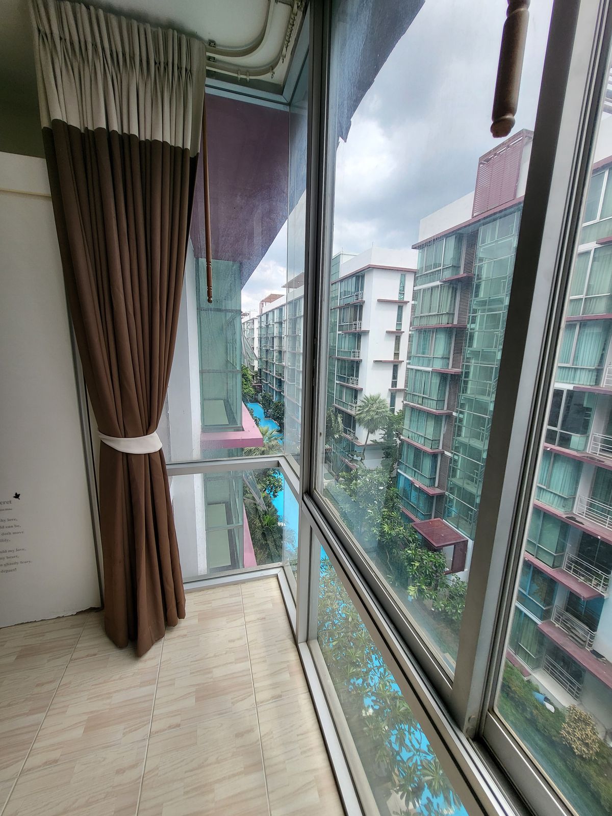 For SaleCondoPattanakan, Srinakarin : The first building is 7/11, the lift edge room. Pool view with furniture