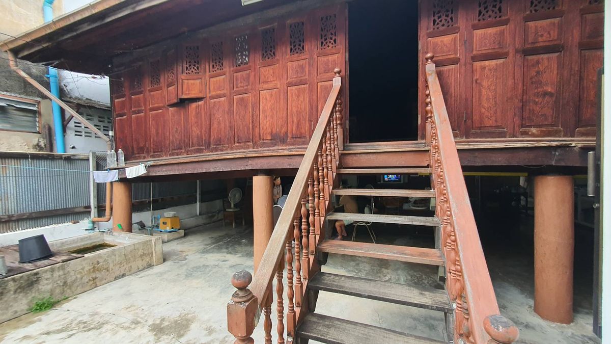 For SaleLandSilom, Saladaeng, Bangrak : Land for sale 221 sq. Wah with 6 commercial buildings and 2 Thai style wooden houses, Soi Wat Kaew Fah Si Phraya Bang Rak, Bangkok