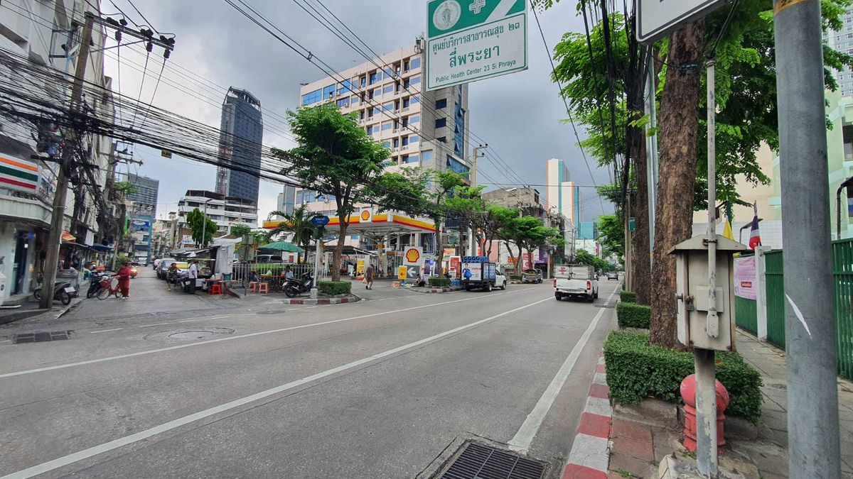 For SaleLandSilom, Saladaeng, Bangrak : Land for sale 221 sq. Wah with 6 commercial buildings and 2 Thai style wooden houses, Soi Wat Kaew Fah Si Phraya Bang Rak, Bangkok