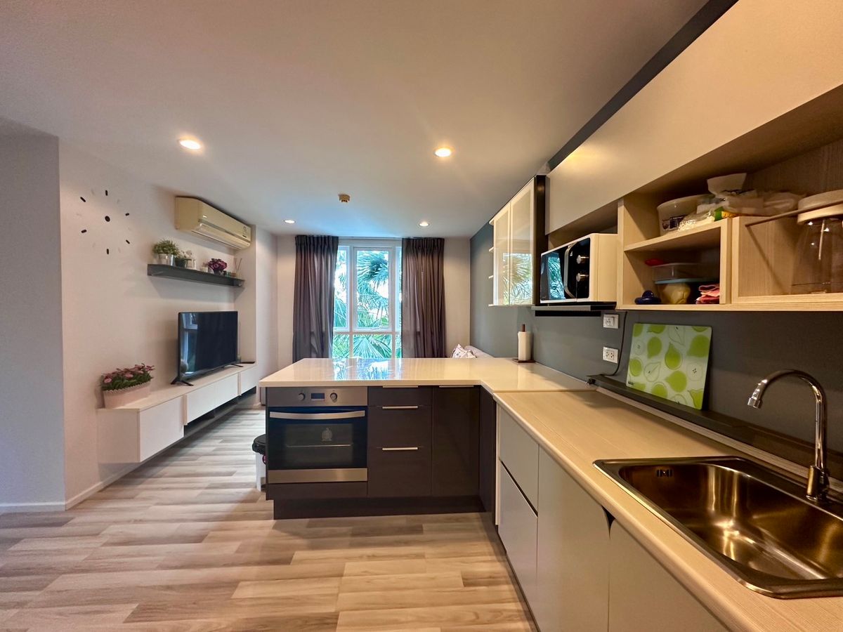For SaleCondoPattanakan, Srinakarin : Selling 2 bedrooms (corner room) never rented Complete furniture Lower than the appraised value near BTS Udomsuk and the Yellow Line Skytrain Sri Udom Station