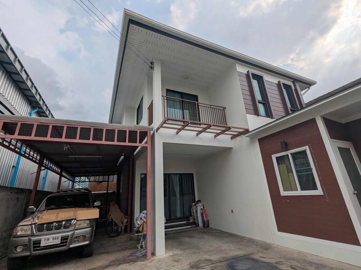 ขายบ้านสมุทรปราการ สำโรง : ขายบ้านเดี่ยว 5 ห้องนอน บ้านสวยสภาพใหม่  เนื้อที่ 48.8 ตารางวา ซอยศรีด่าน  1/5  ถนนศรีรนครินทร์ ใกล้รถไฟฟ้าสายสีเหลือง