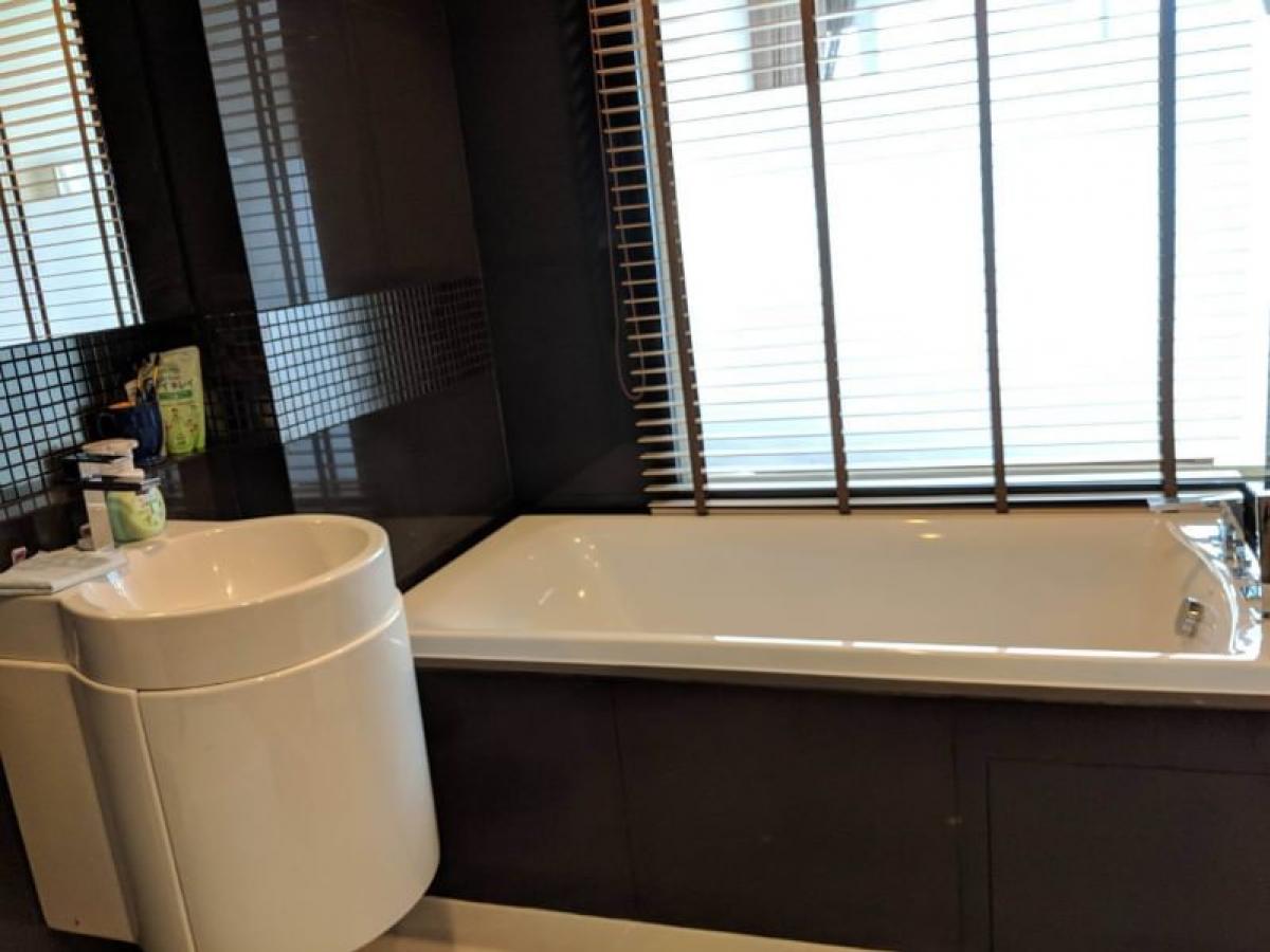 For RentCondoSathorn, Narathiwat : Rent a condo RHYTHM Sathorn 2 bedrooms near BTS Taksin BridgeLuxury with swimming pool and fitness for only 45,000 Baht/month!