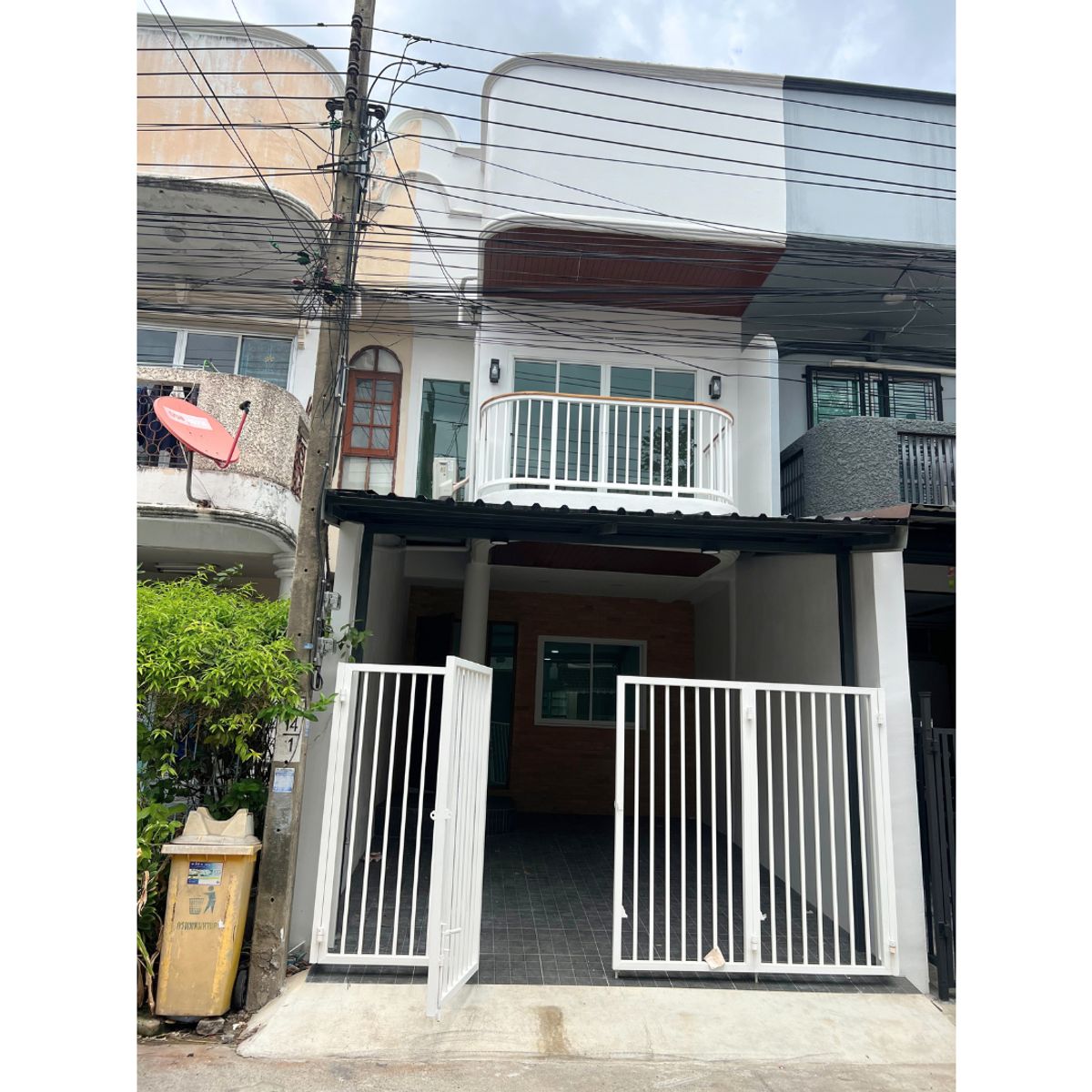 ขายทาวน์โฮมเลียบทางด่วนรามอินทรา : ขาย Town House 2 ชั้น ขนาด 2 ห้องนอน 2 ห้องน้ำ ถ.ประดิษฐ์มนูธรรม ใกล้ถนนใหญ่ พื้นที่ 17 ตรว. ใช้สอยได้ 100 ตรม. เพิ่งรีโนเวท พร้อมเข้ามาอยู่ได้เลย