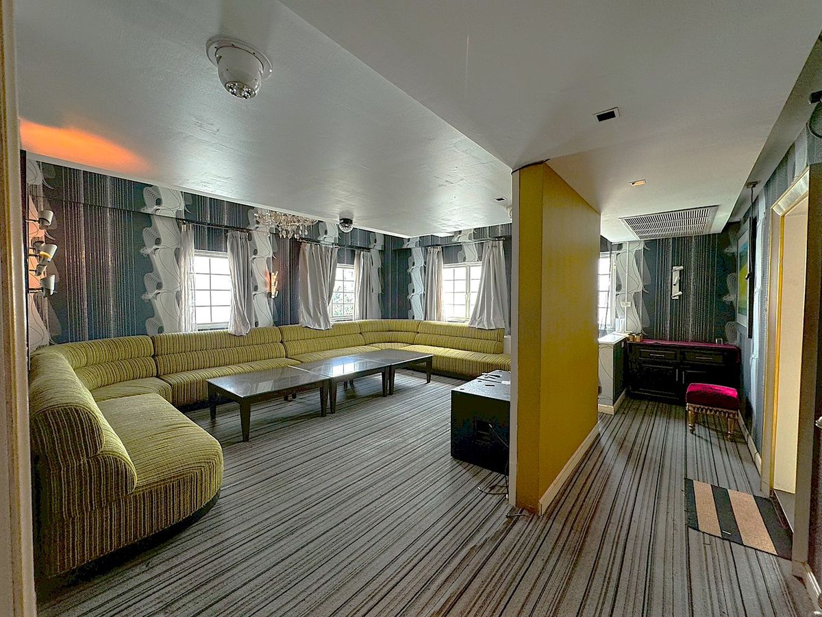 For RentShop HouseSukhumvit, Asoke, Thonglor :  Luxuriously Decorated Building with Elevator for Rent in the Heart of Thonglor ** NO CO-AGENT ** 