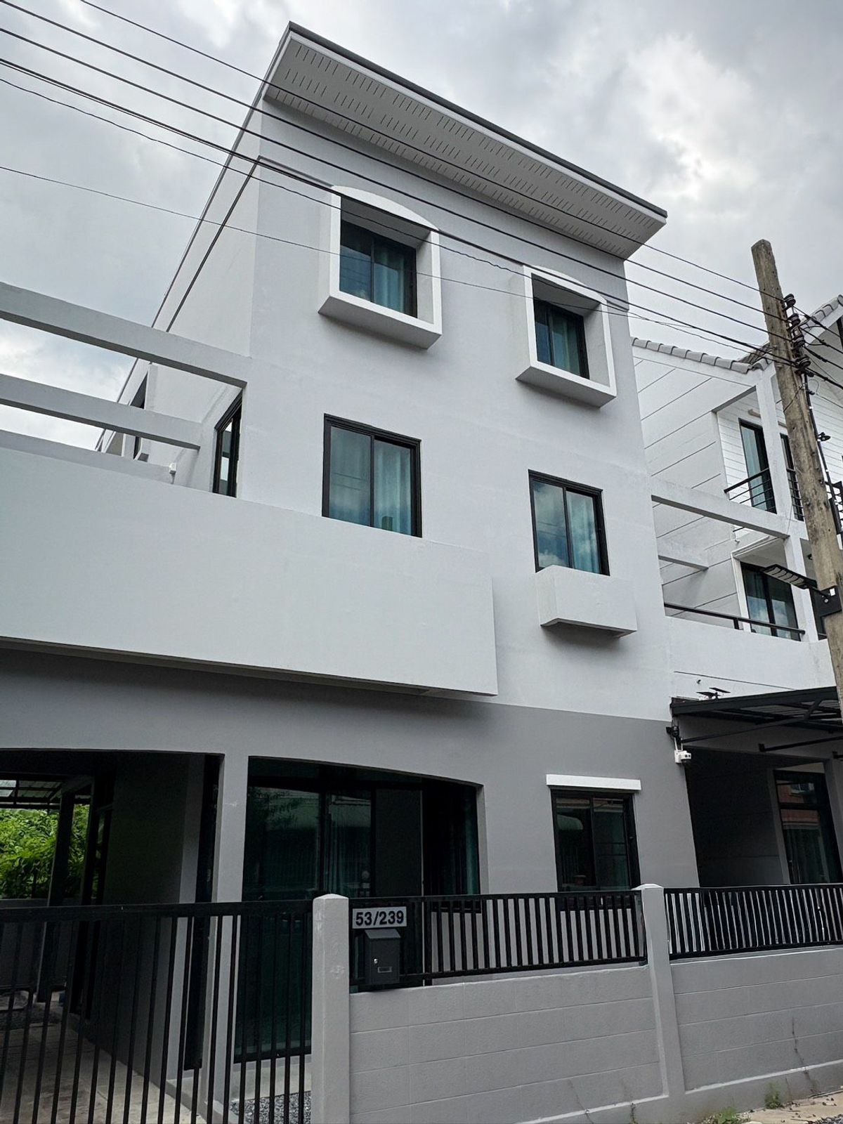 ให้เช่าทาวน์โฮมแจ้งวัฒนะ เมืองทอง : ให้เช่า ทาวน์โฮม 3 ชั้น 25 ตรว. ม.ลูกกอล์ฟพรีเมียม เมืองทองธานี 2 ห้องนอน