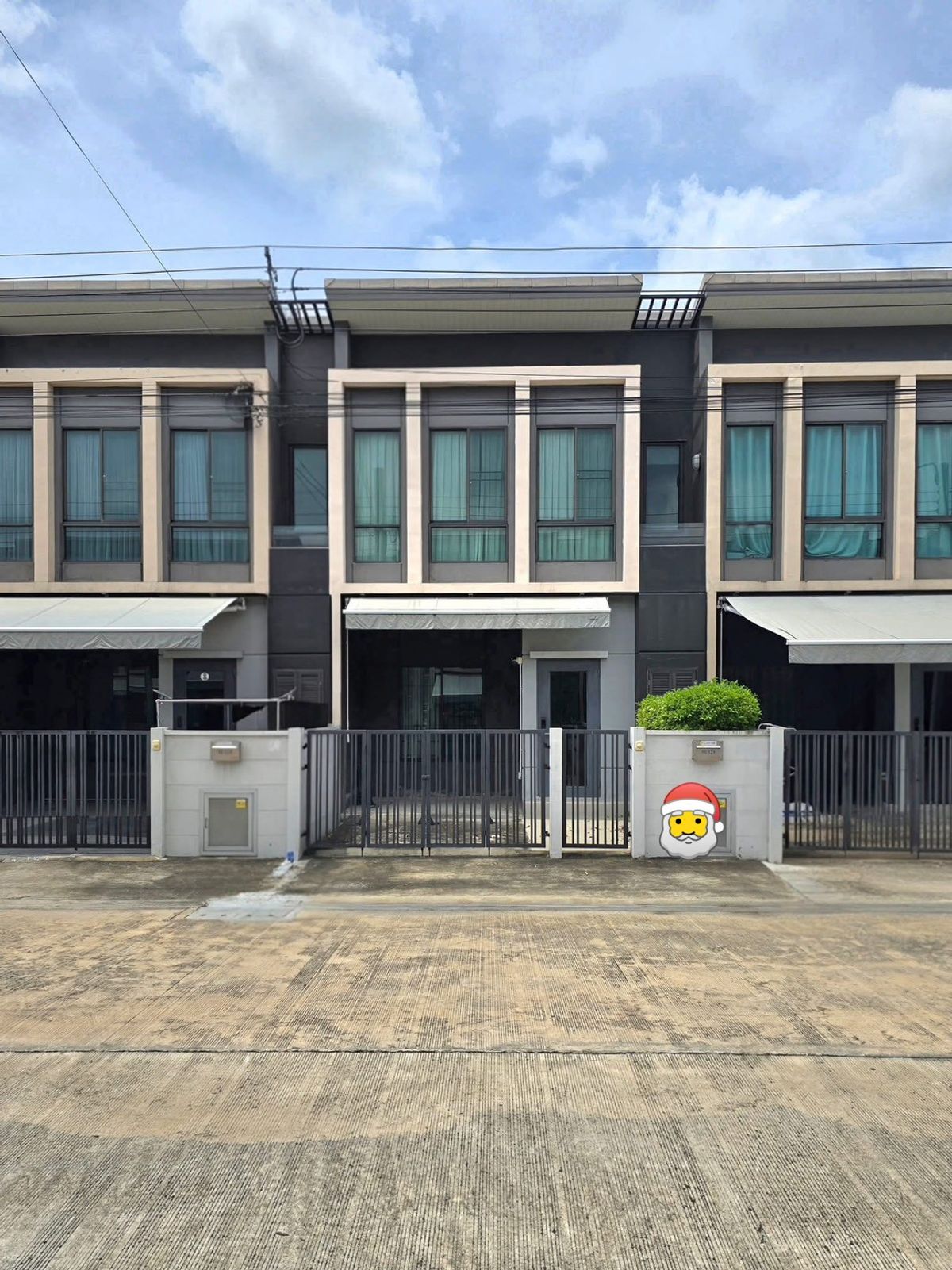 ให้เช่าทาวน์โฮมบางนา แบริ่ง ลาซาล : 🏡 ให้เช่าทาวน์โฮม 2 ชั้น พร้อมอยู่ ใกล้เมกะบางนา เพียง 25,000 บาท/เดือน (รวมส่วนกลางแล้ว!) 📍 ซอยราชวินิตบางแก้ว | ทำเลบางนา-ตราด | เข้าออกได้หลายทาง