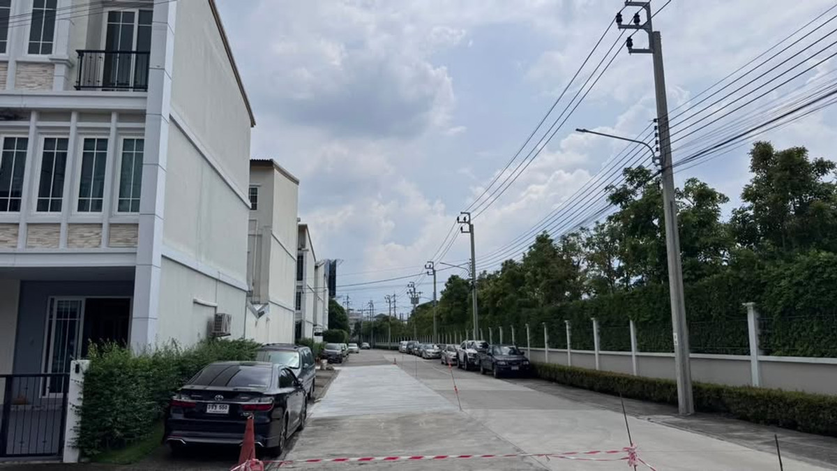 จดทะเบียนบริษัทฯ ได้ 🏡 ให้เช่า *หลังมุม* ทาวน์โฮม 3 ชั้น โครงการ Golden City แจ้งวัฒนะ - เมืองทอง Loading...