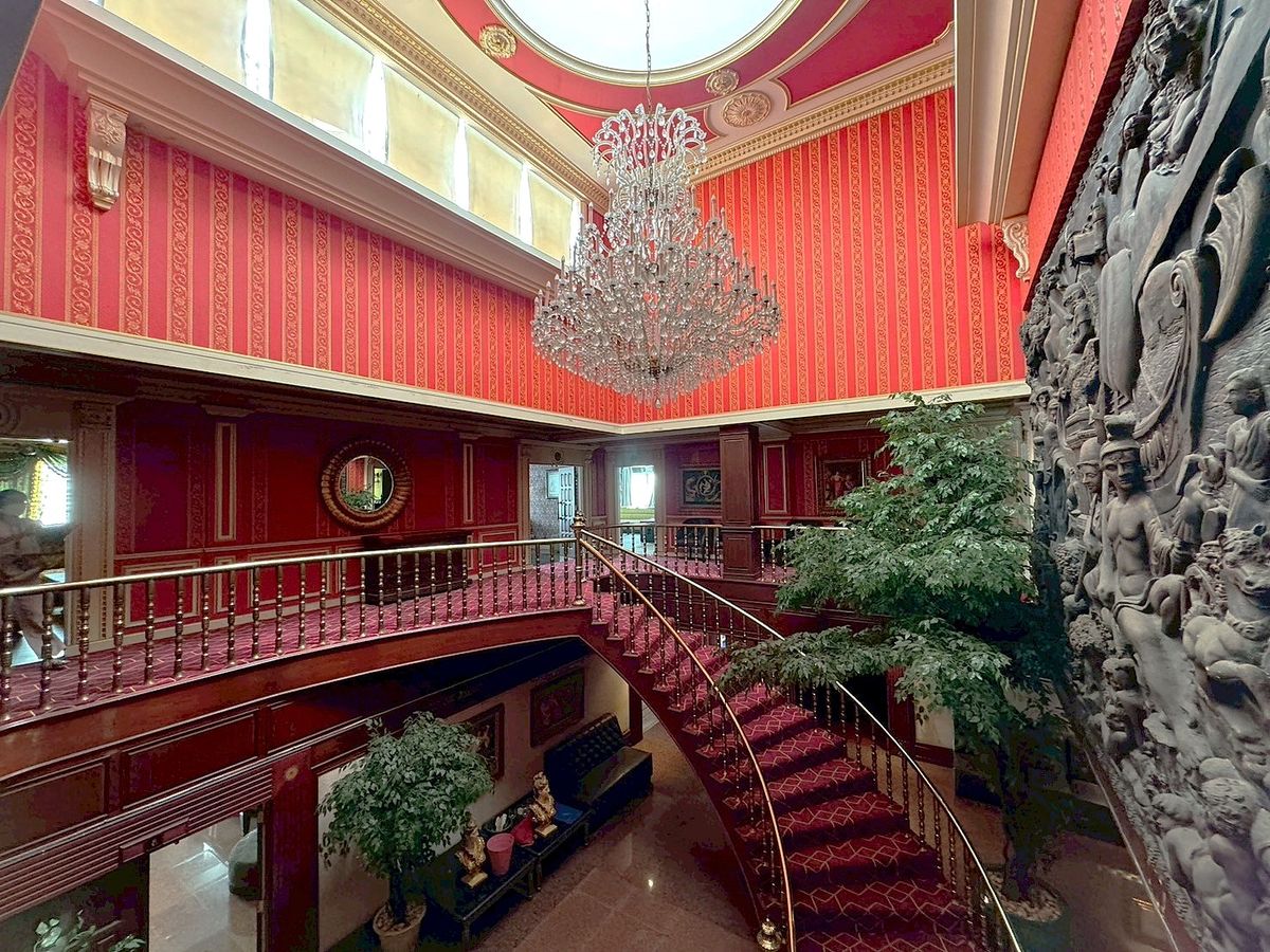 For RentShop HouseSukhumvit, Asoke, Thonglor :  Luxuriously Decorated Building with Elevator for Rent in the Heart of Thonglor ** NO CO-AGENT ** 