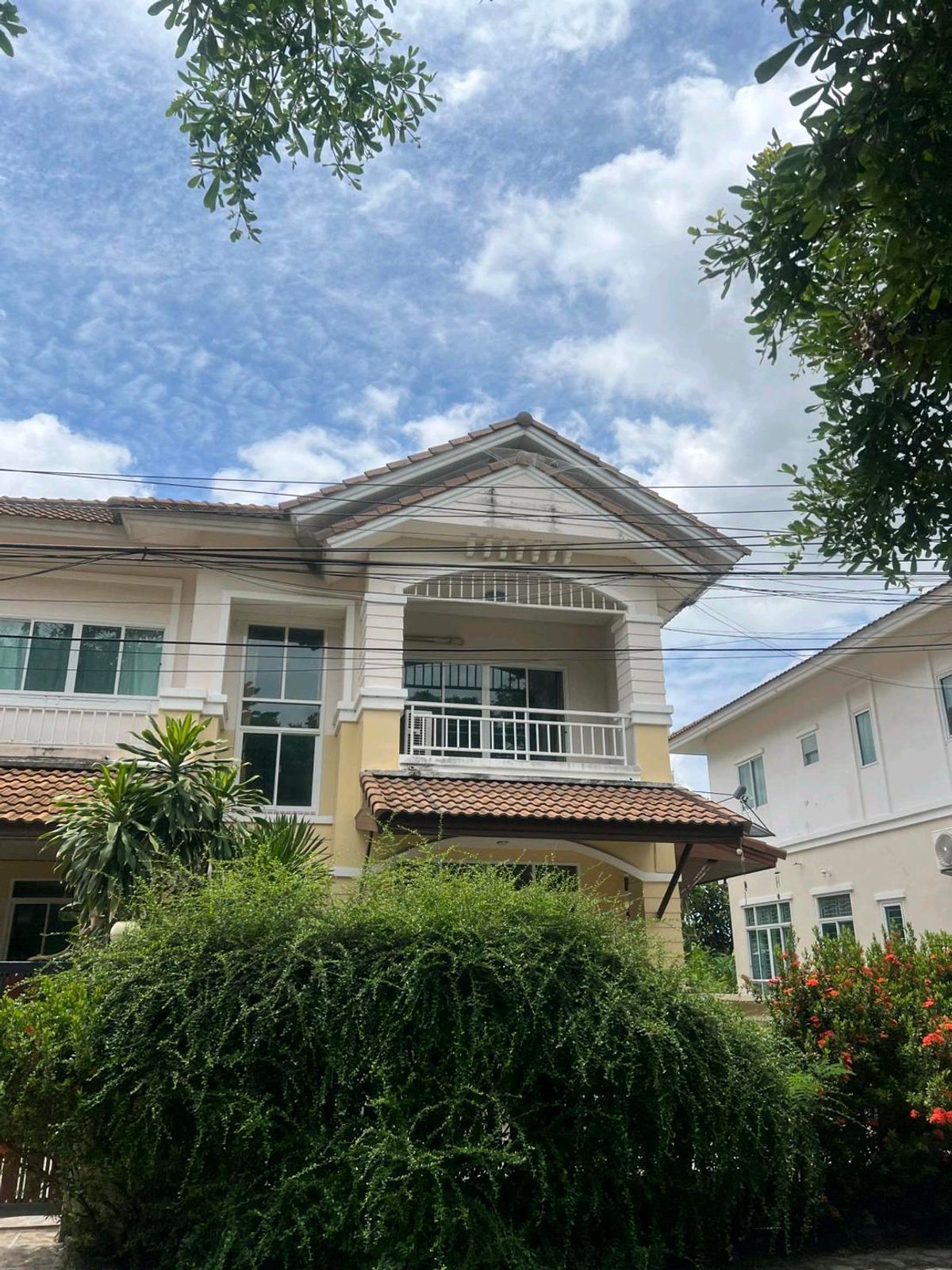 ให้เช่าบ้านลาดกระบัง สุวรรณภูมิ : 🍒 ให้เช่า บ้านเดี่ยว 2 ชั้น โครงการ ลลิล กรีนวิลล์ ✨🏡
📍 เขตประเวศ ถนนกาญจนาภิเษก 36 แขวงดอกไม้

🚗 ทำเลดี เดินทางสะดวกมาก

ใกล้ แอร์พอร์ตลิงค์ บ้านทับช้าง

ใกล้ทางด่วน & มอเตอร์เวย์ ฟรีเข้ากลางเมือง

ขับรถ 15 นาที ถึง เพชรบุรี – อโศก


💖 รายละเอียด