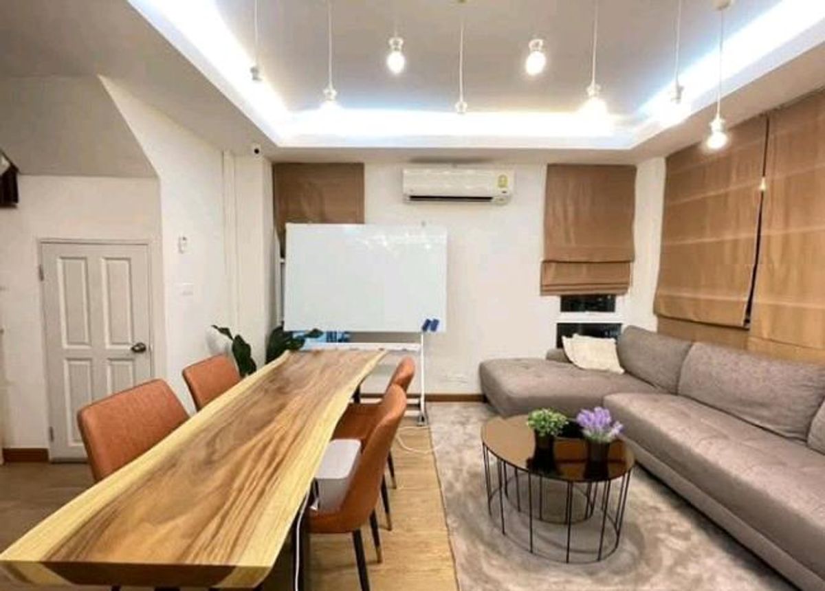 For RentTownhomeRatchadapisek, Huaikwang, Suttisan : 🏠 3 -story townhouse for rent + roof #MRT Ratchadaphisek - Walking only 5 minutes. #Accepting Chinese leasers