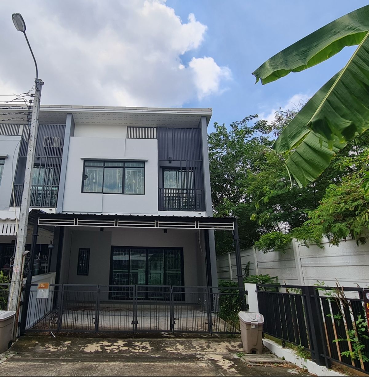 ขายทาวน์โฮมลาดกระบัง สุวรรณภูมิ : ทาวน์เฮ้าส์ หลังมุม มีพื้นที่ด้านข้าง ใกล้สนามบินสุวรรณภูมิ