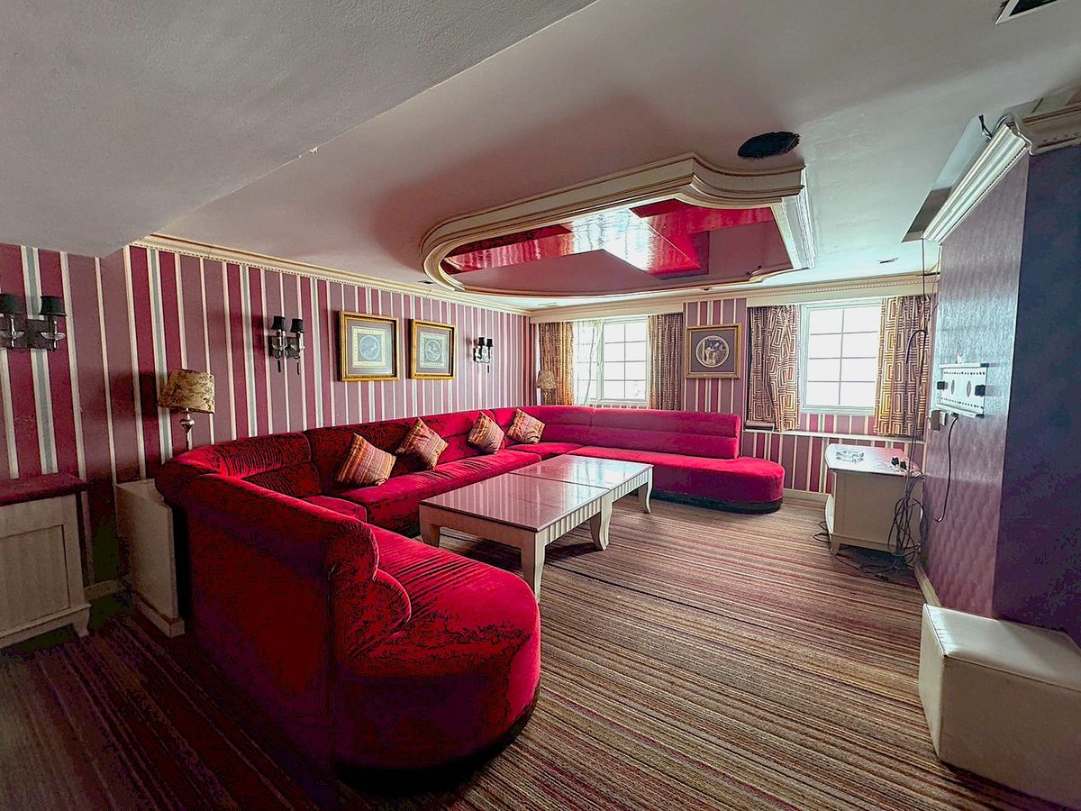 For RentShop HouseSukhumvit, Asoke, Thonglor :  Luxuriously Decorated Building with Elevator for Rent in the Heart of Thonglor ** NO CO-AGENT ** 